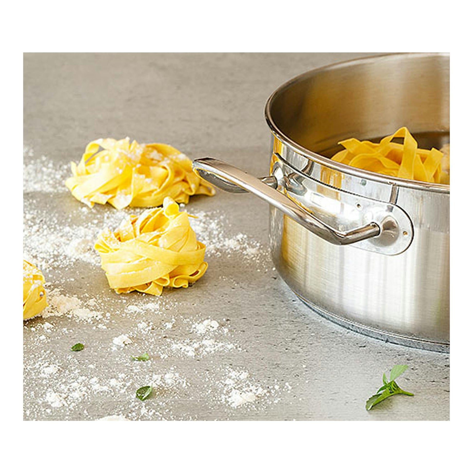 Olla de acero inoxidable Bra Profesional, vista lateral, con pasta dentro y asa metálica.