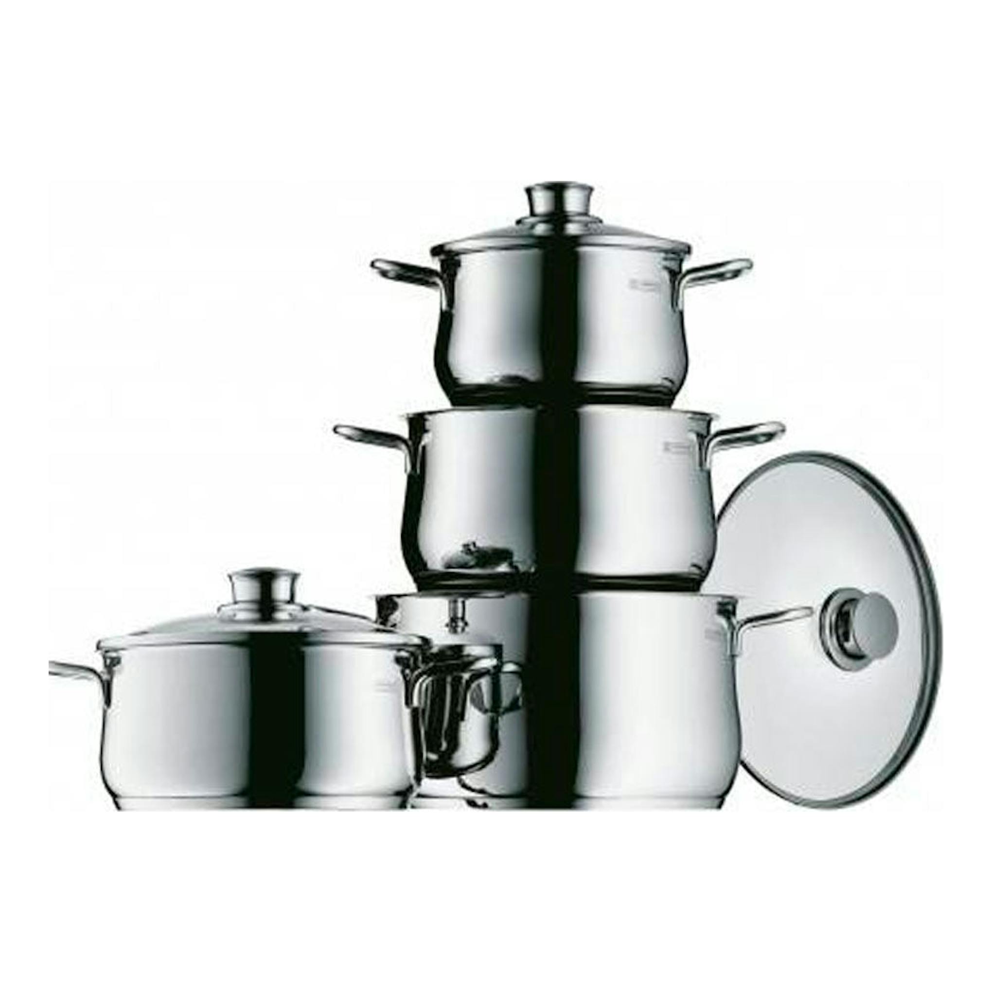 Batería de cocina WMF Diadem Plus de acero inoxidable, 4 piezas, vista frontal con ollas apiladas y tapa.