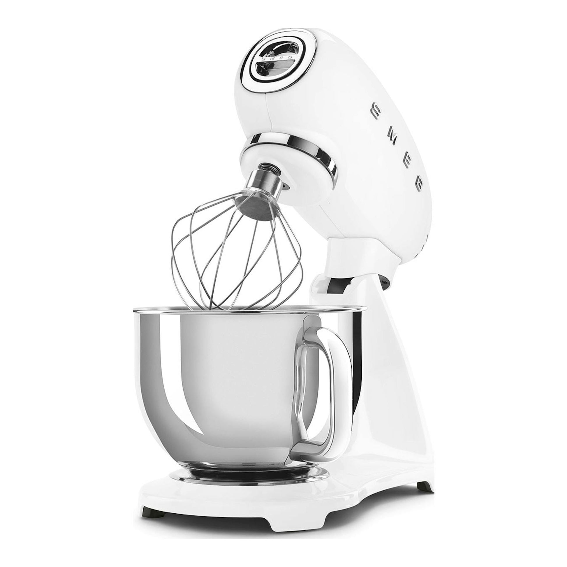 Batidora amasadora Smeg SMF03WHEU blanca, vista lateral, con bol de acero inox y varillas.