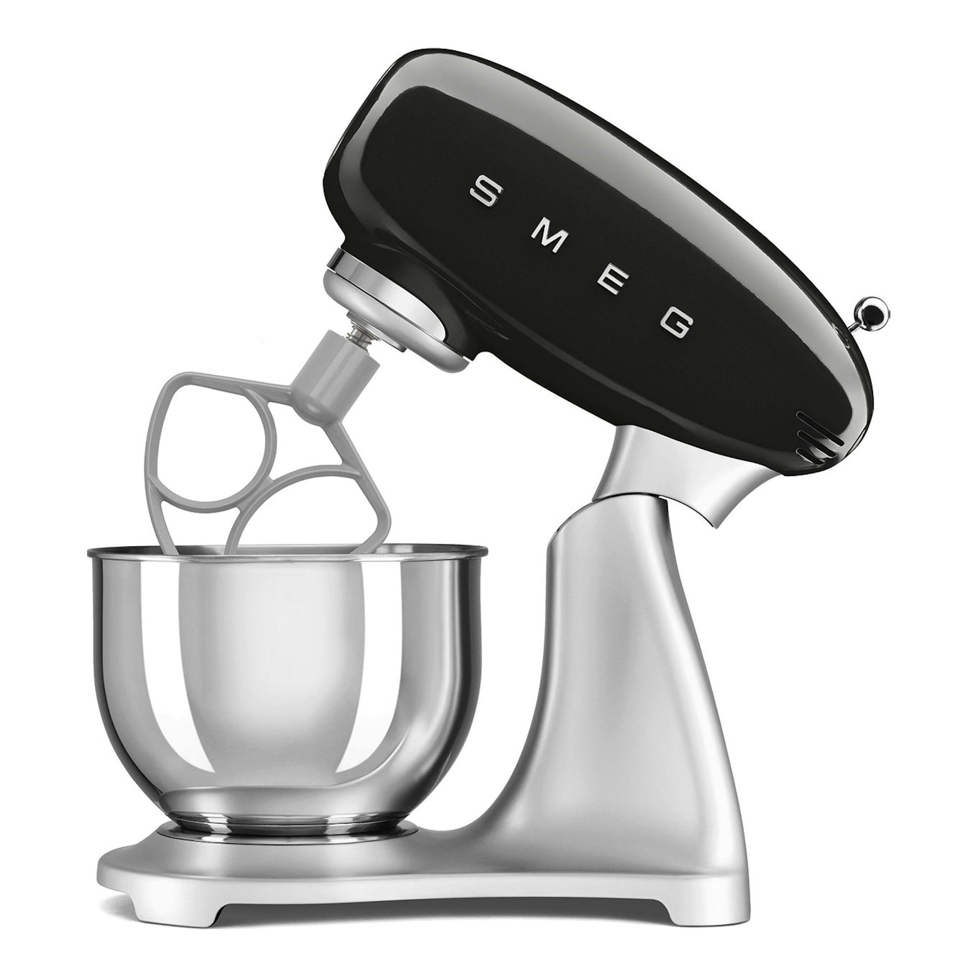Batidora amasadora Smeg SMF04BLEU negra y plateada, vista lateral, con bol y accesorio batidor.