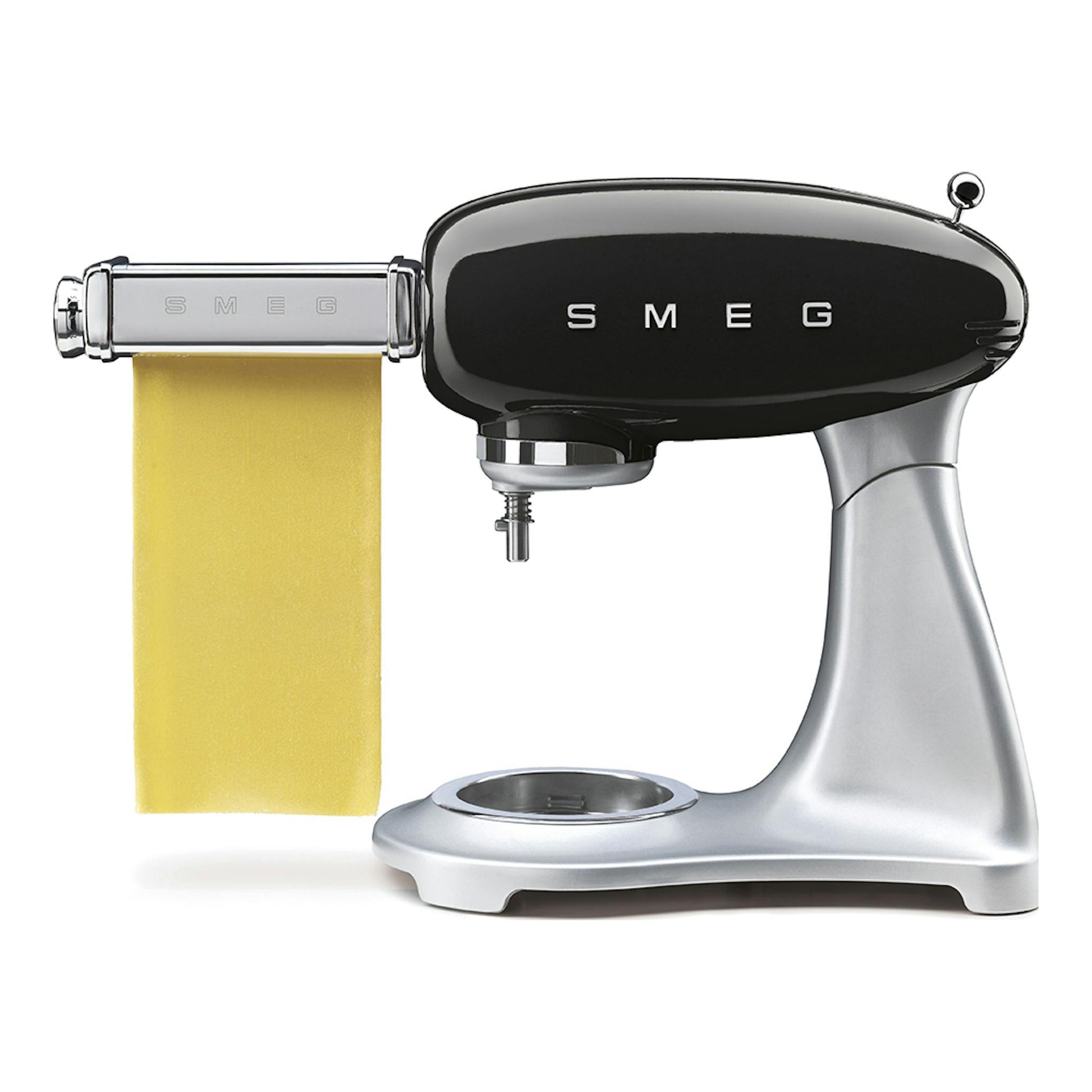 Vista lateral de batidora amasadora Smeg SMF04BLEU negra y plata con accesorio para pasta y lámina de masa amarilla.