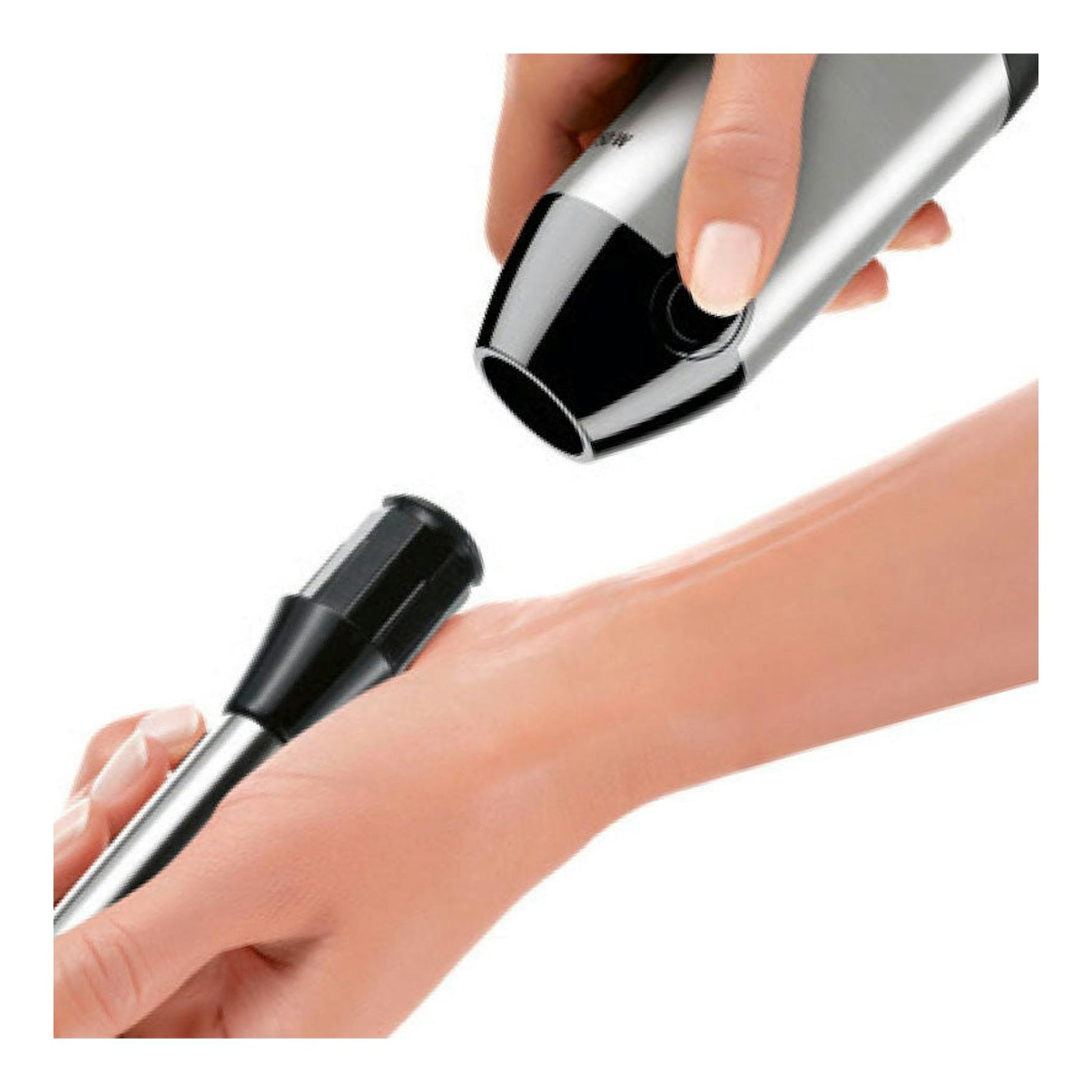 Batidora de mano Bosch MSM6S10B en primer plano, manos acoplándose al cuerpo y accesorio negro.