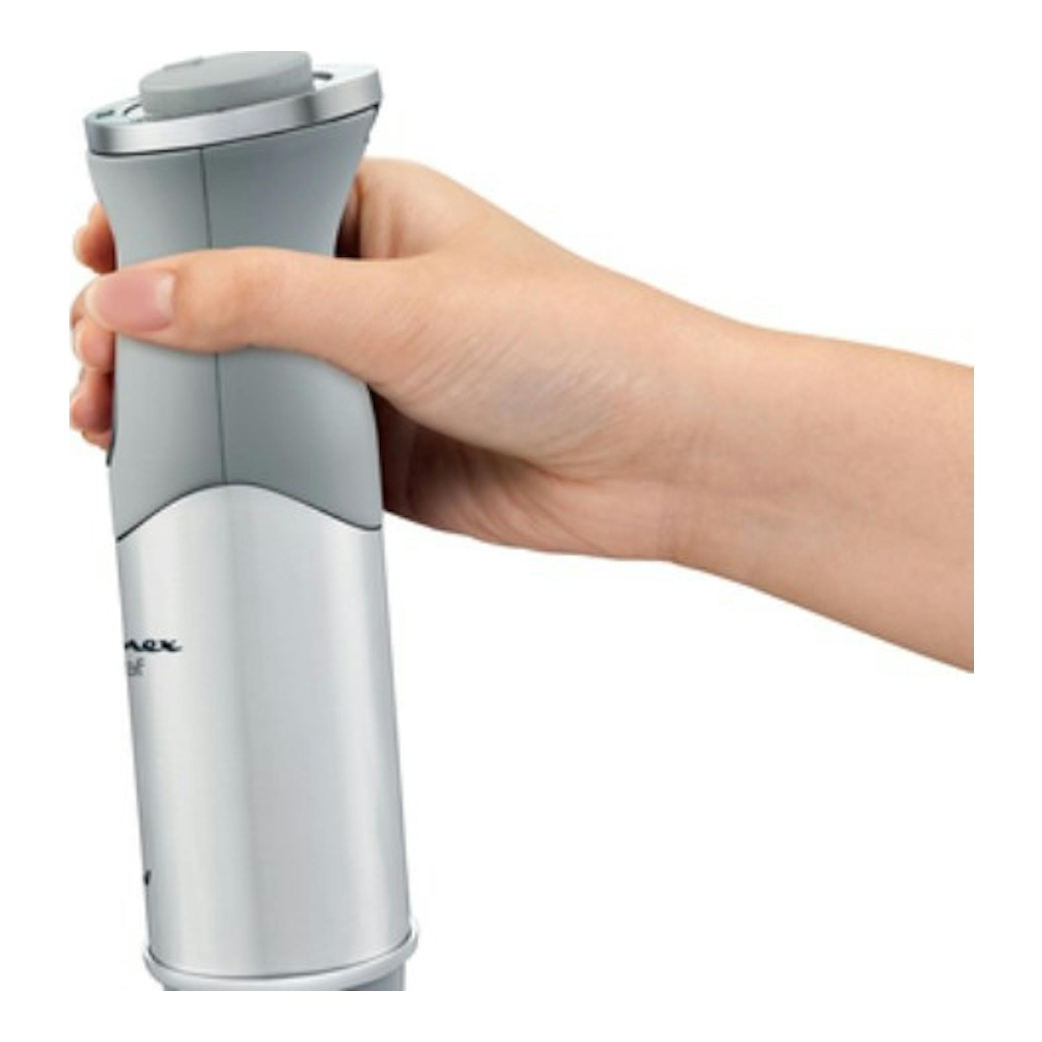 Batidora de mano Moulinex Quickchef gris y blanca, vista frontal, sostenida con una mano.