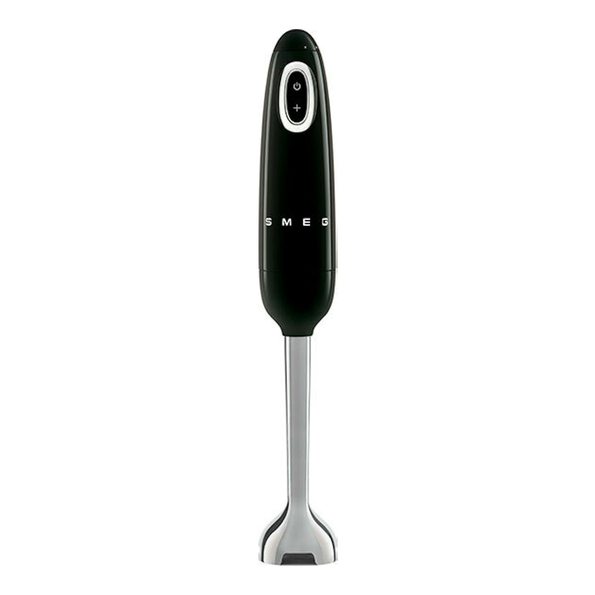Batidora de mano Smeg HBF03BLEU negra, vista frontal, con pie metálico y cuerpo negro.