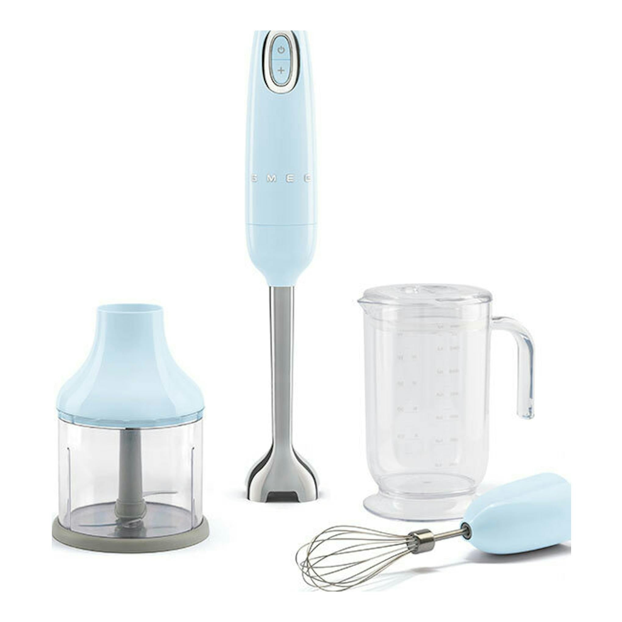 Smeg HBF03PBEU azul pastel, batidora de mano vista frontal con vaso, picadora y varilla, sobre fondo blanco
