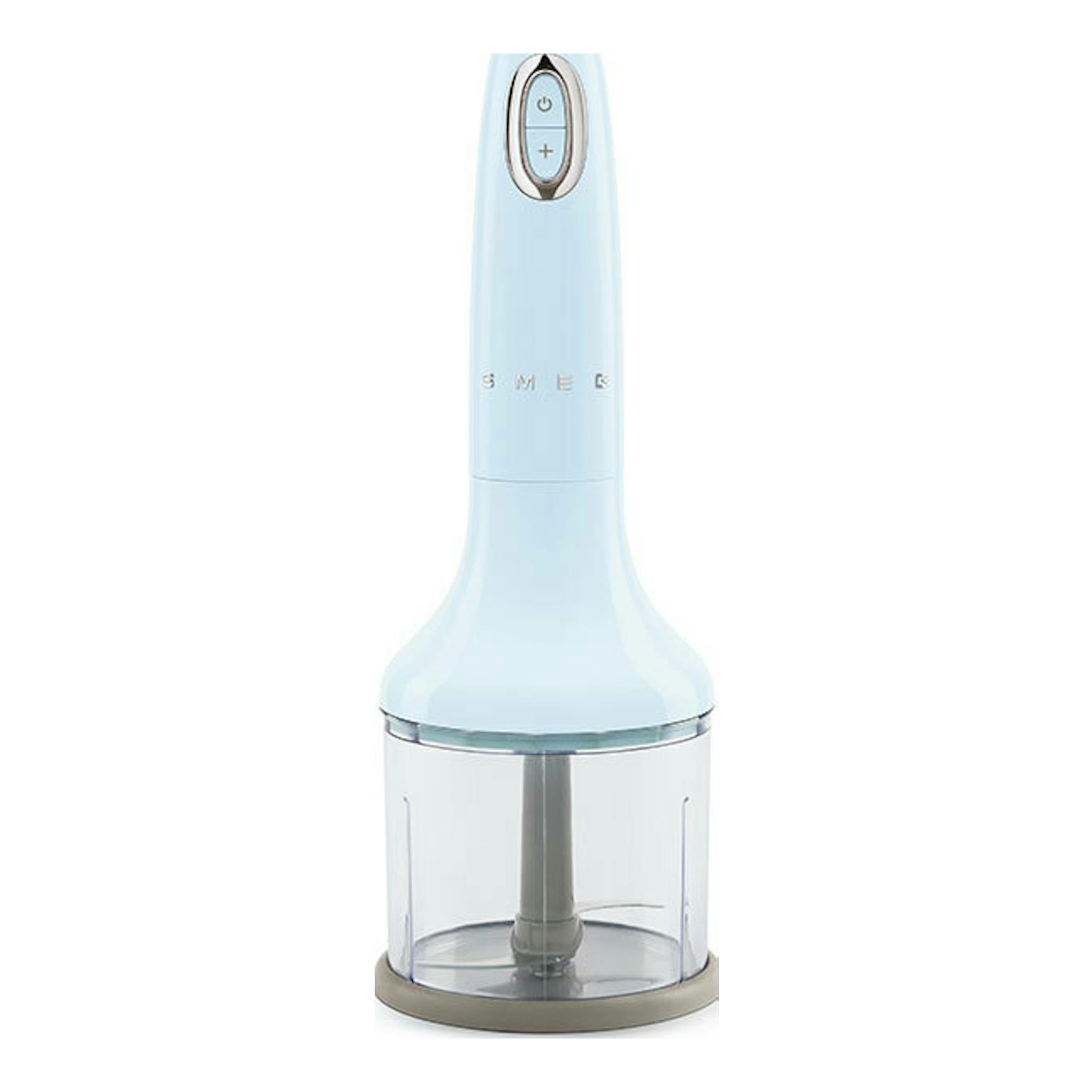 Batidora de mano Smeg HBF03PBEU azul pastel, vista frontal, con accesorio picador transparente.