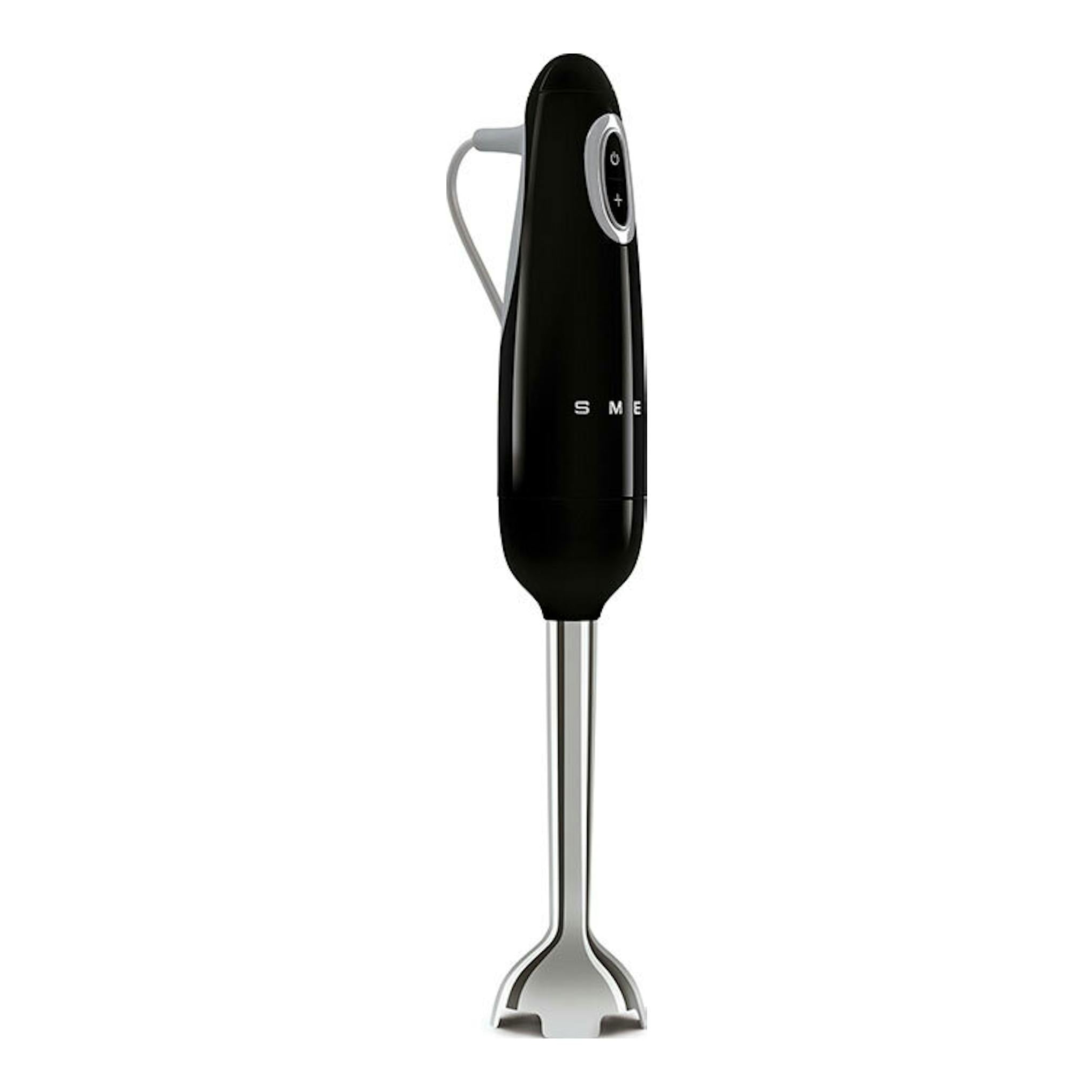 Batidora de mano Smeg HBF11BLEU negra, vista frontal, con pie metálico y cable gris.