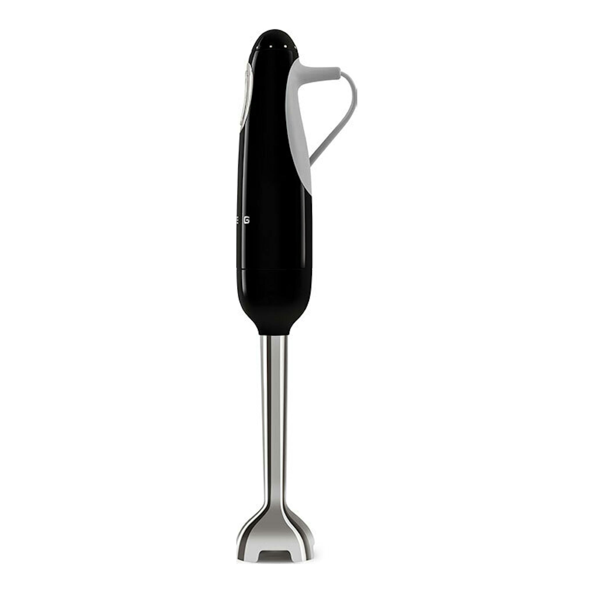Batidora de mano Smeg HBF11BLEU negra, vista frontal, con brazo metálico y asa gris.