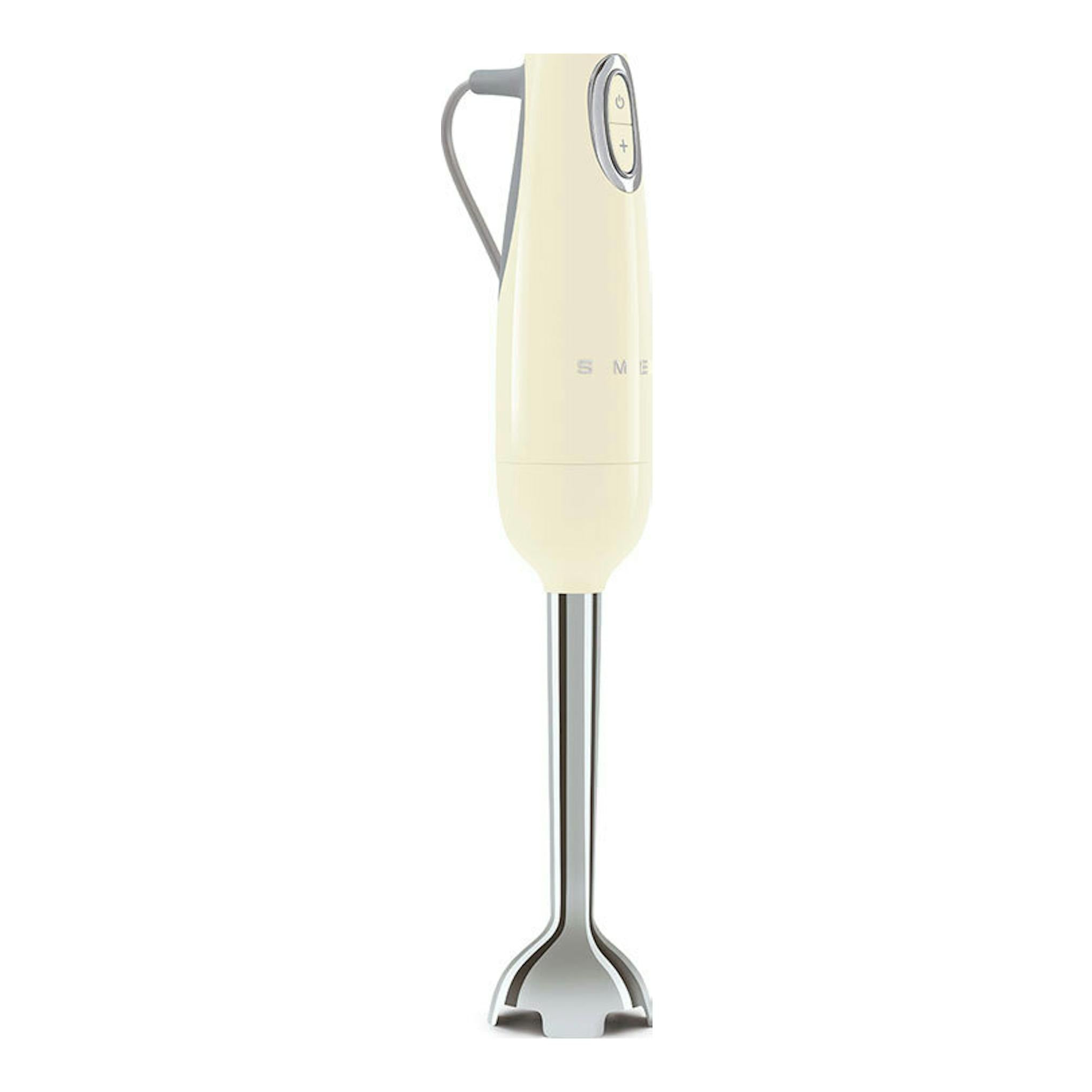 Batidora de mano Smeg HBF11CREU crema, vista frontal, con cuerpo beige y brazo metálico.