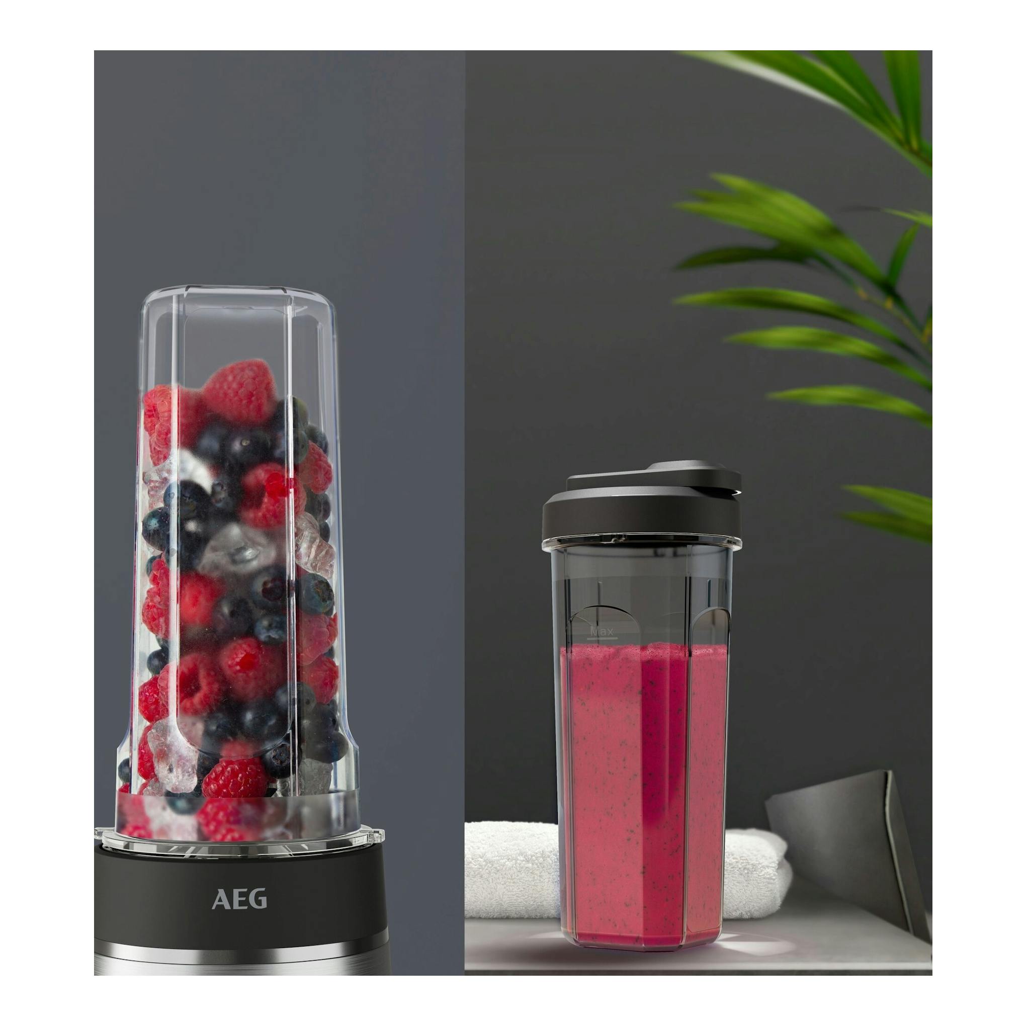 Batidora de vaso AEG SB3-1-2ST negra e inox, con vaso transparente y batido rosa.