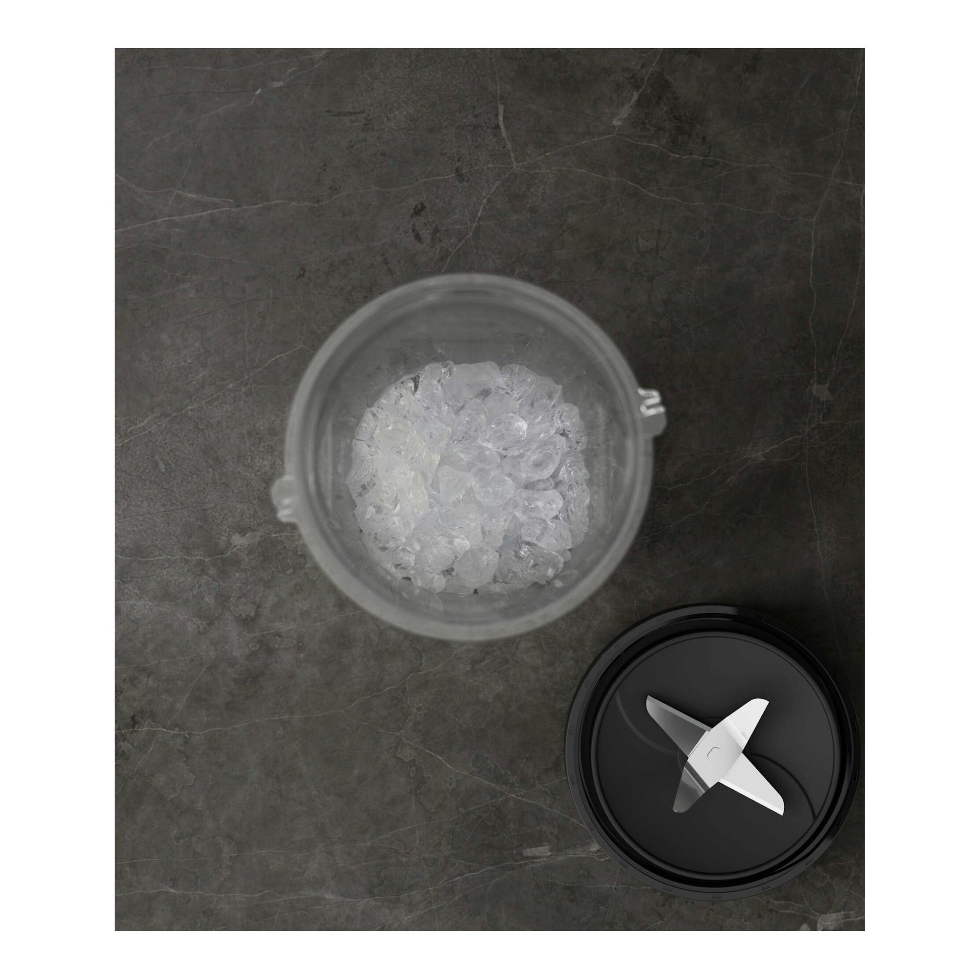 Batidora de vaso AEG SB3-1-2ST, vista cenital, vaso transparente con hielo y tapa con cuchillas negras.