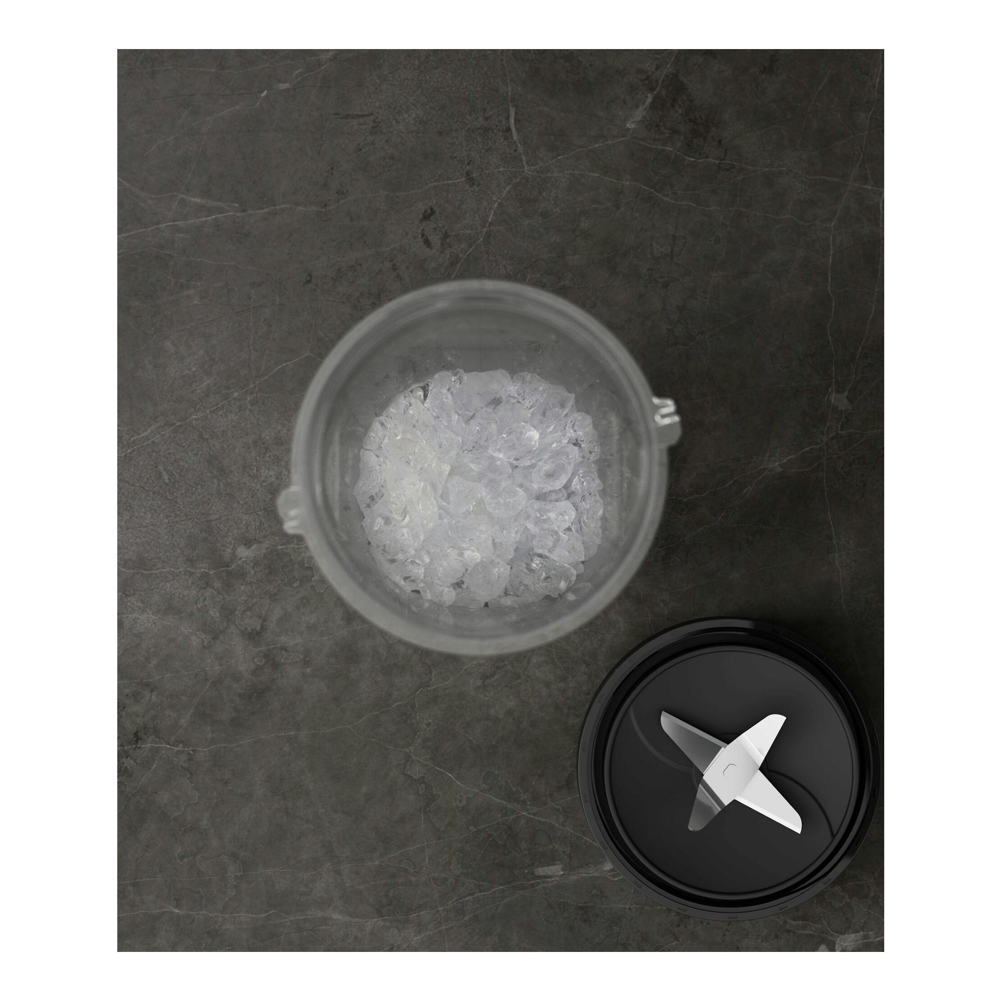 Batidora de vaso AEG SB3-1-2ST, vista cenital, vaso transparente con hielo y tapa con cuchillas negras.