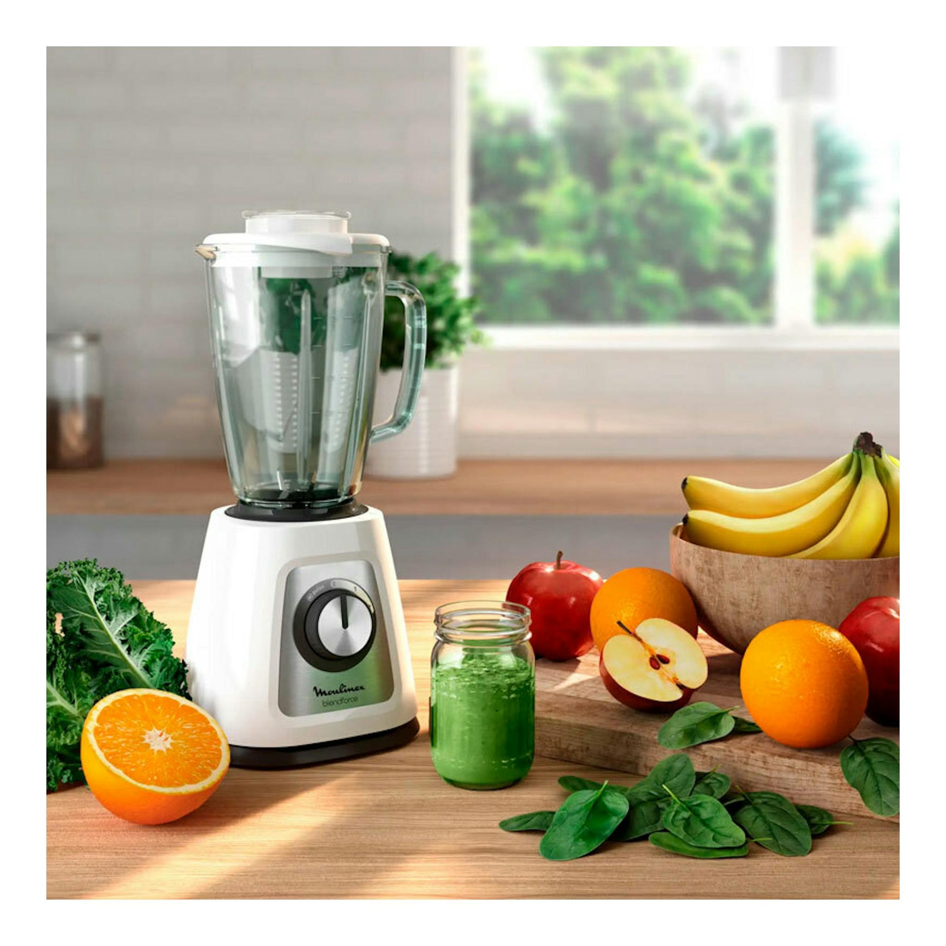 Batidora de vaso Moulinex Blendforce LM430110, vista frontal, base blanca y jarra de vidrio, sobre encimera con frutas.