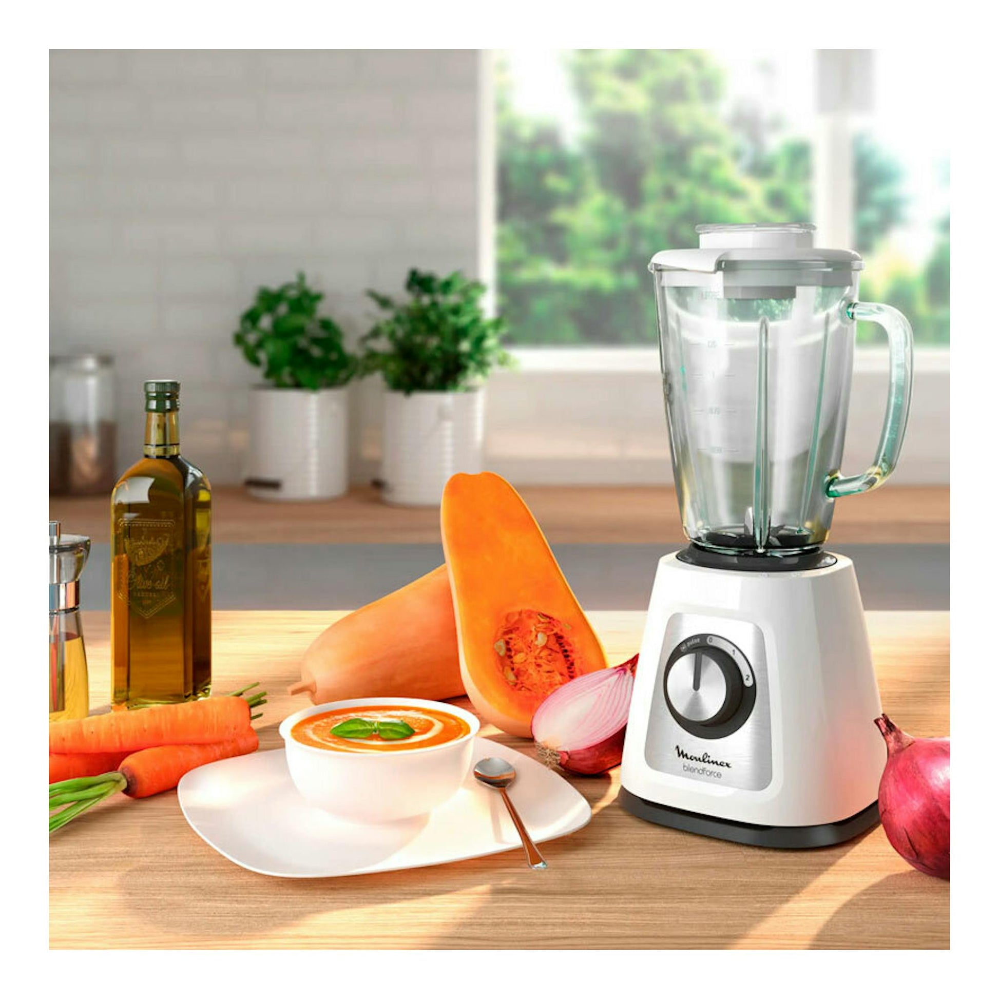 Batidora de vaso Moulinex LM430110 blanca con jarra de vidrio, vista frontal en cocina.
