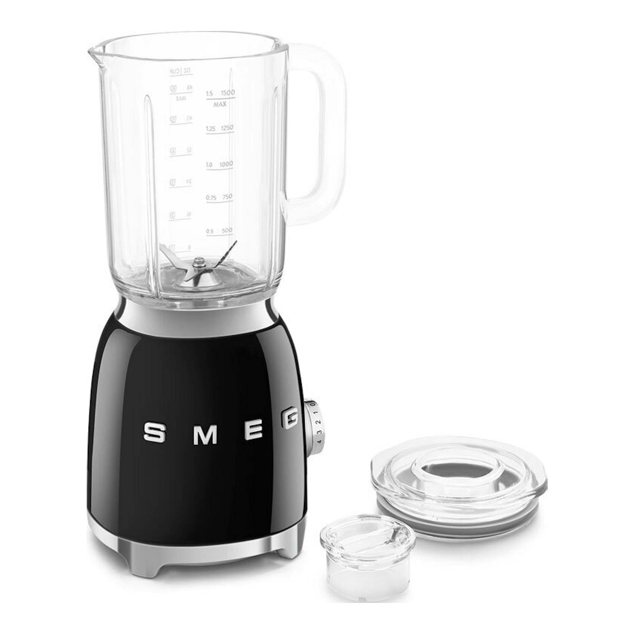 Batidora de vaso Smeg BLF03BLEU negra, vista frontal, con jarra de vidrio y accesorios sobre fondo blanco.