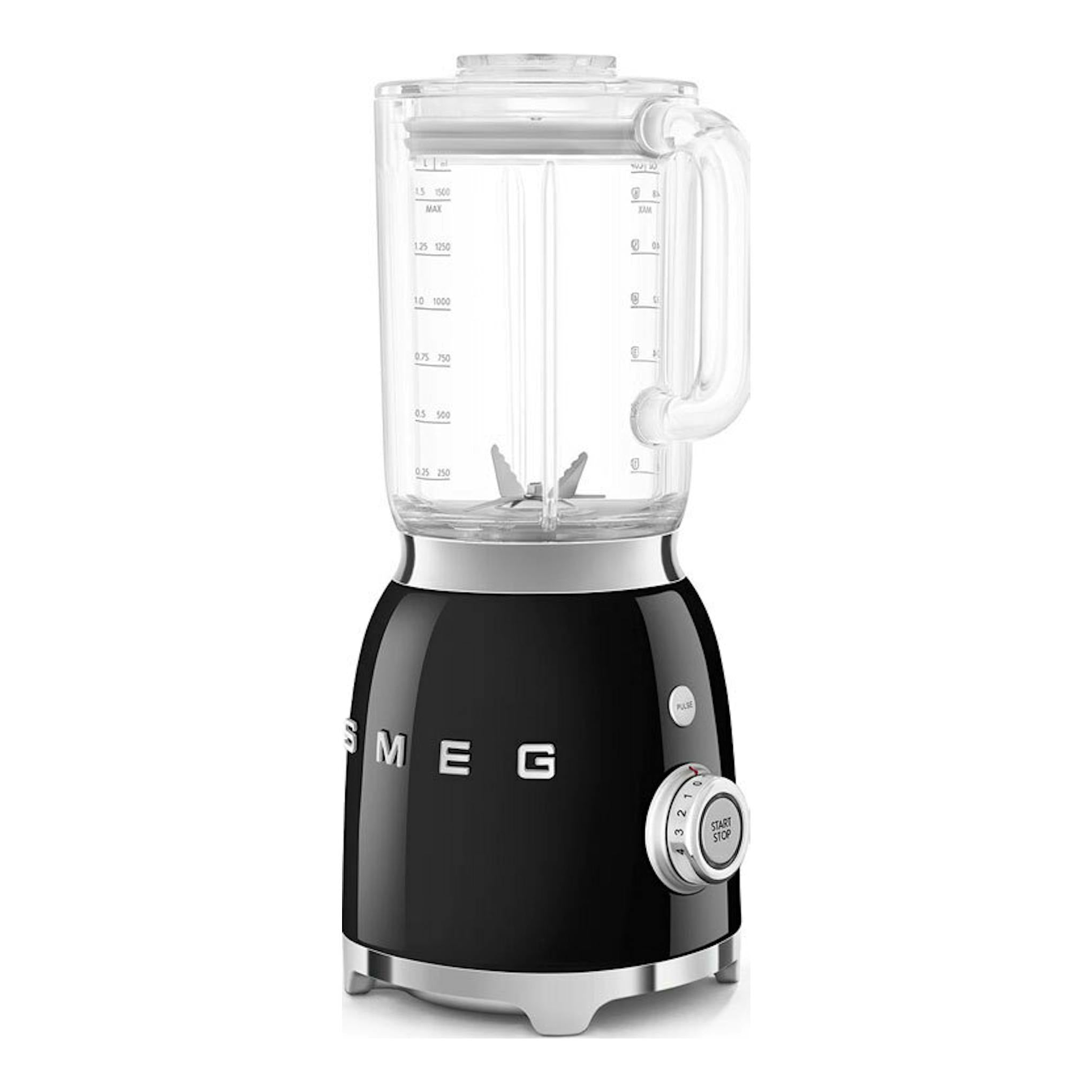 Batidora de vaso Smeg BLF03BLEU negra, vista frontal, con jarra transparente y base negra.