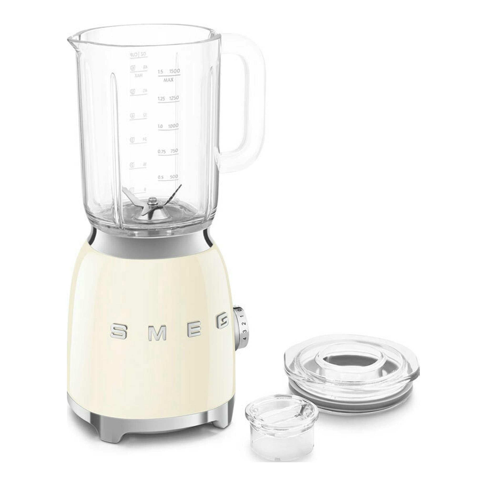 Batidora de vaso Smeg BLF03CREU crema, vista frontal con jarra de vidrio y accesorios.