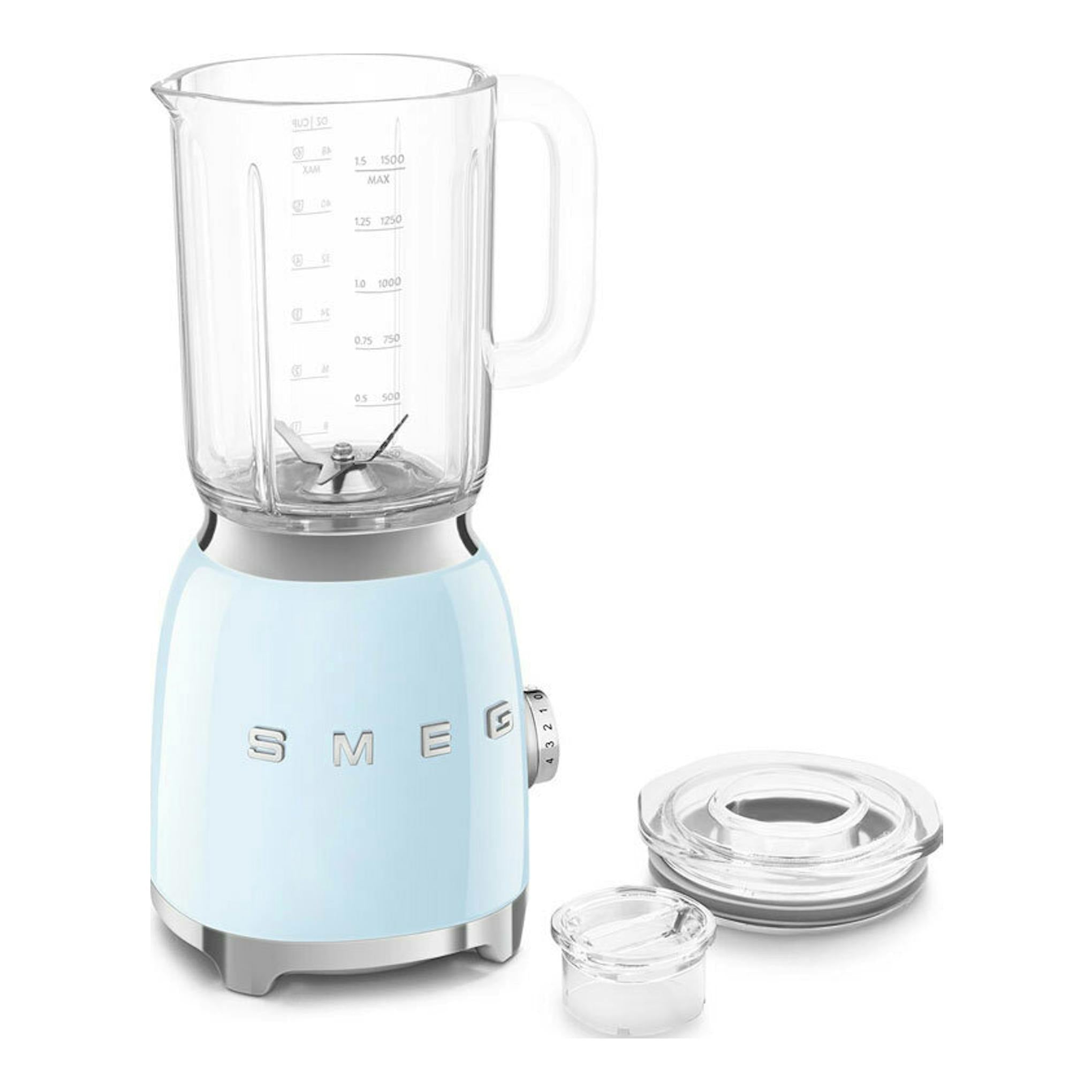 Batidora de vaso Smeg BLF03PBEU azul claro, con jarra de vidrio y accesorios, vista frontal.