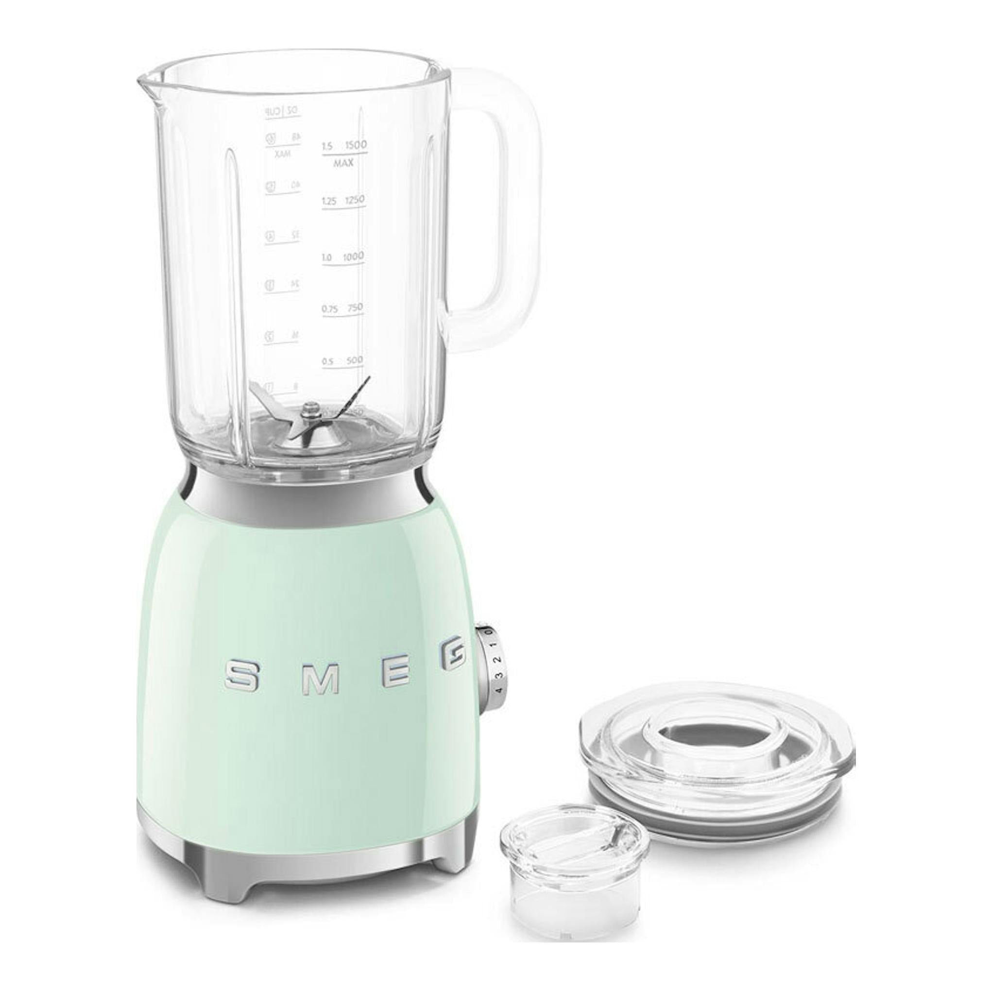 Batidora de vaso Smeg BLF03PGEU verde menta, vista frontal, con jarra de vidrio y accesorios.