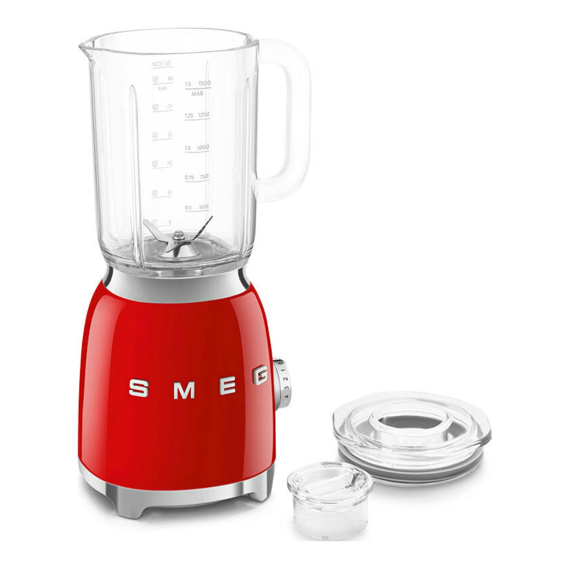 Batidora de vaso Smeg BLF03RDEU roja con jarra transparente y accesorios, vista frontal.