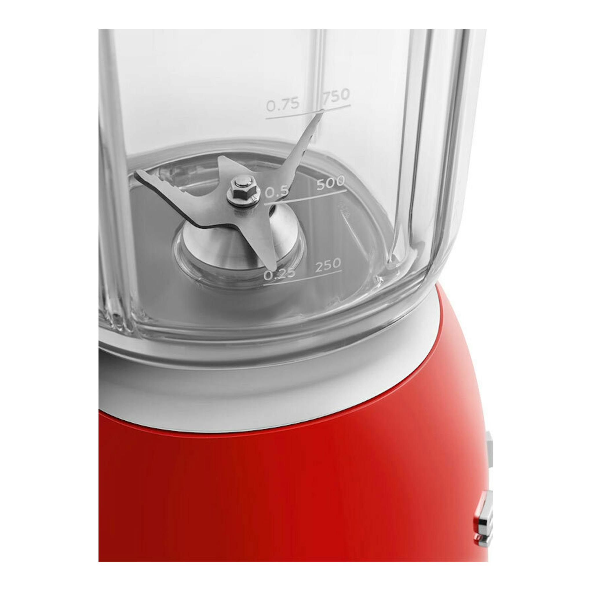 Batidora de vaso Smeg BLF03RDEU roja, vista en primer plano del vaso y la base.