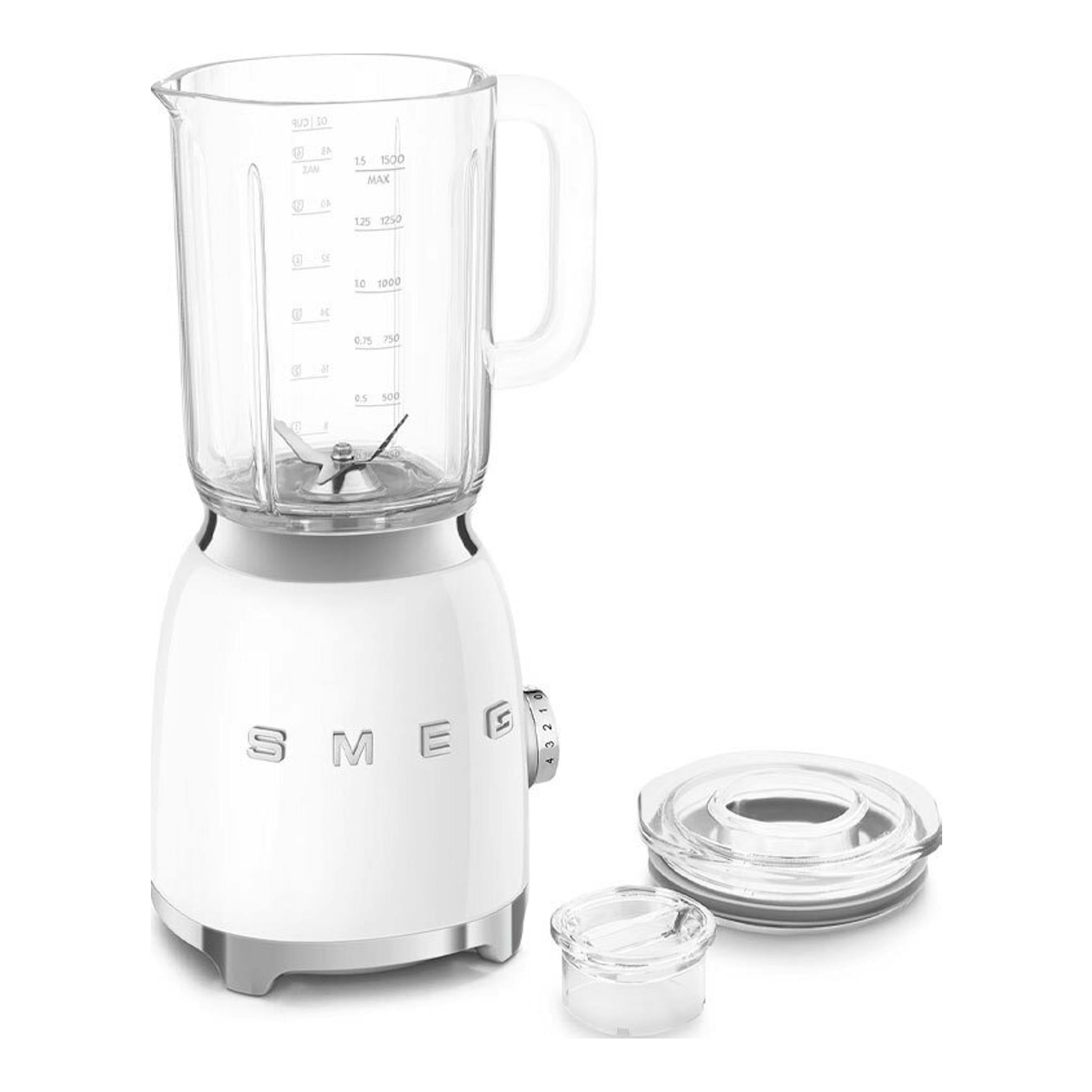 Batidora de vaso Smeg BLF03WHEU blanca, vista frontal, con jarra de vidrio y accesorios.