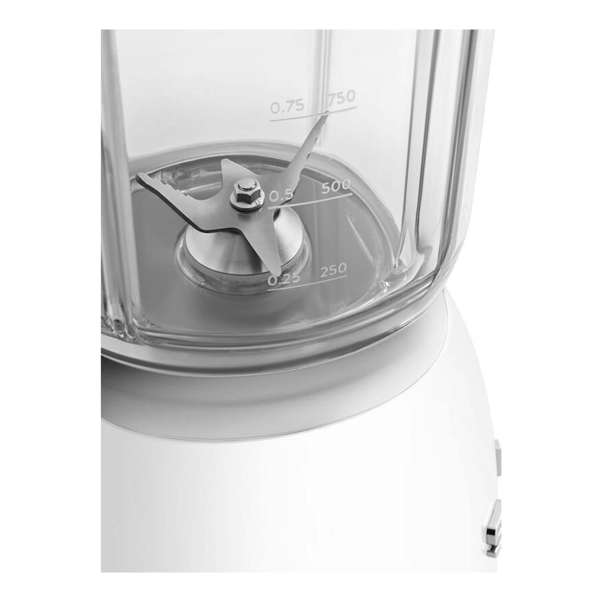 Batidora de vaso Smeg BLF03WHEU blanca, vista en detalle del vaso transparente y las cuchillas.
