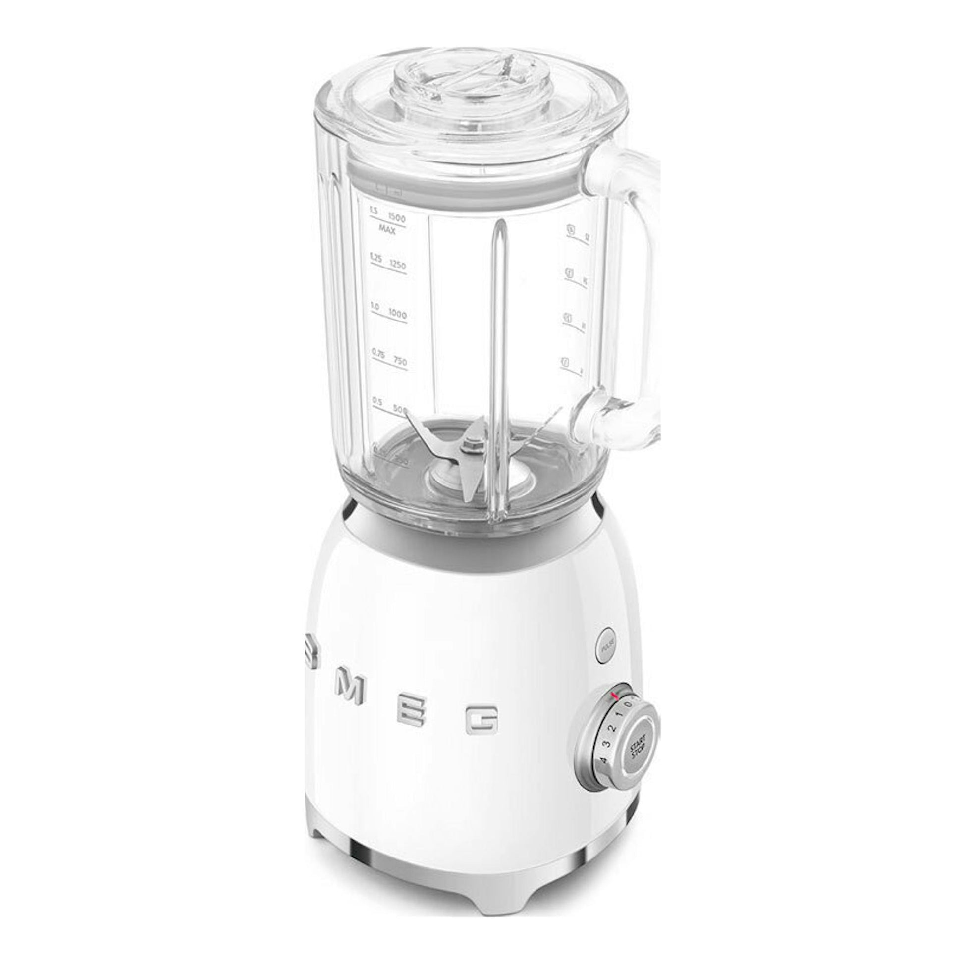 Batidora de vaso Smeg BLF03WHEU blanca, vista frontal en tres cuartos, con jarra de cristal y base blanca.