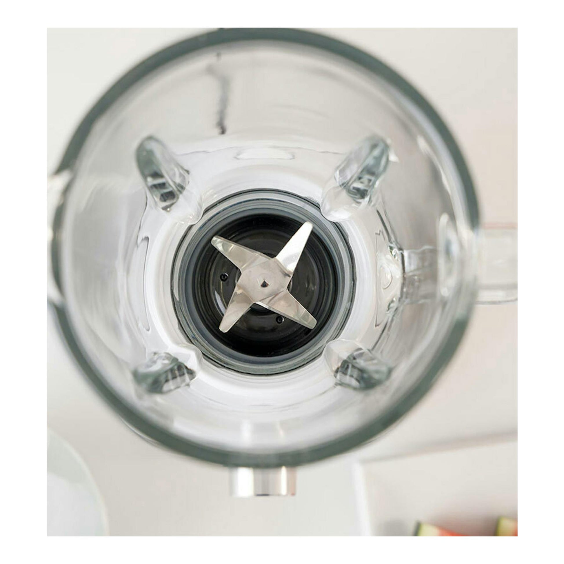 Batidora de vaso Taurus Optima Pure 1500, vista cenital del vaso de vidrio con cuchillas de cuatro hojas.