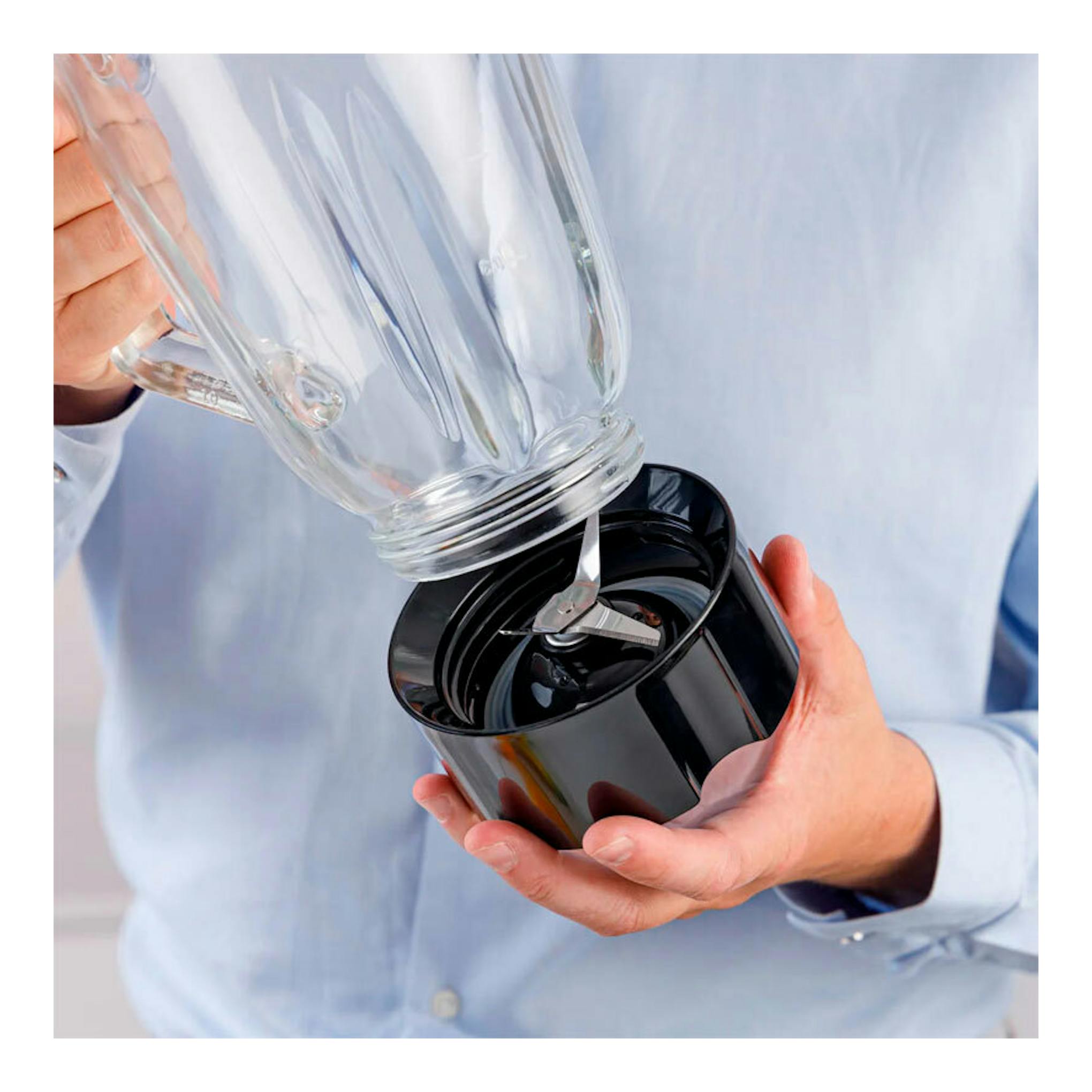 Taurus Prior Glass 1500: batidora de vaso negra con jarra de cristal y cuchillas, vista en primer plano.