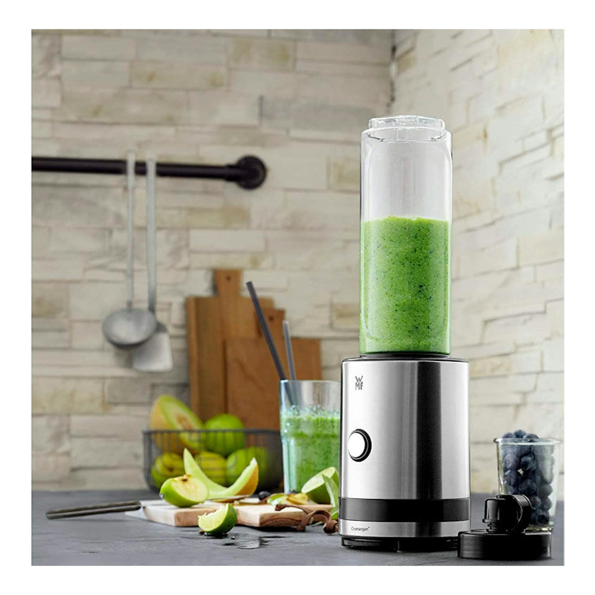 Batidora WMF Smoothie-to-go de acero inoxidable, vista frontal, con vaso alto y batido verde.