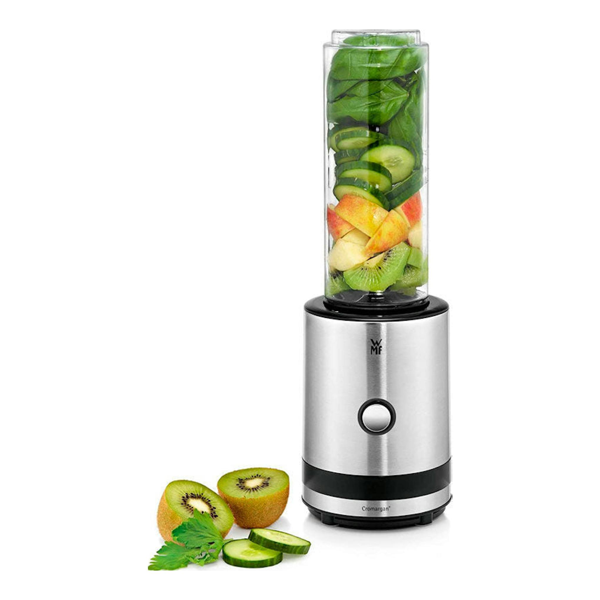 Batidora de vaso WMF Smoothie-to-go, vista frontal, de acero inoxidable con vaso transparente lleno de fruta cortada.