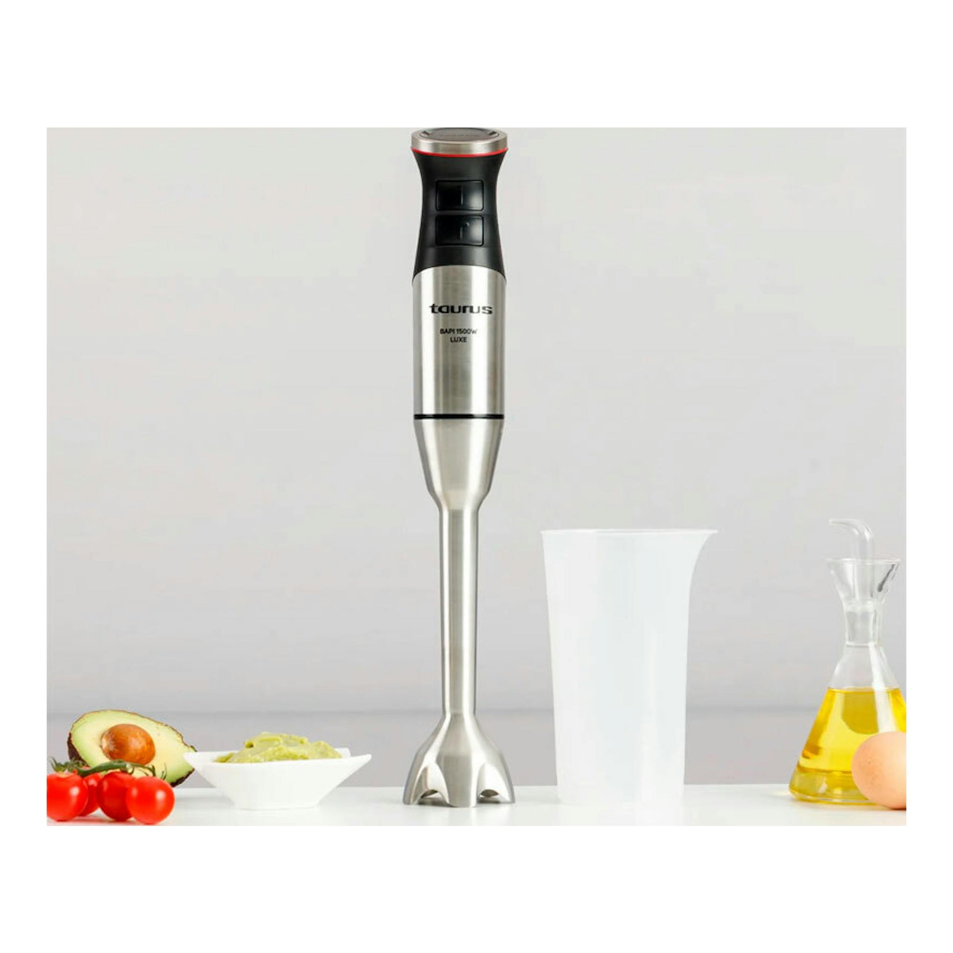 Batidora de mano Taurus Bapi 1500 Inox, vista frontal, cuerpo negro y acero inoxidable, sobre fondo blanco.