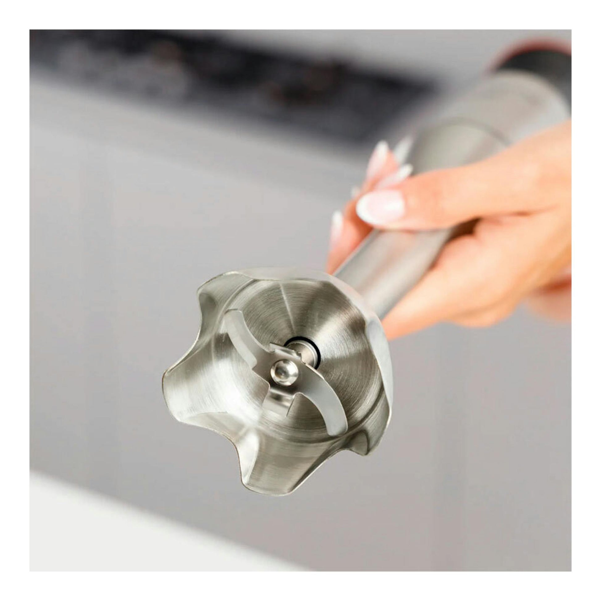 Batidora de mano Taurus Bapi 1500 Inox, vista en primer plano del cabezal de acero inoxidable.