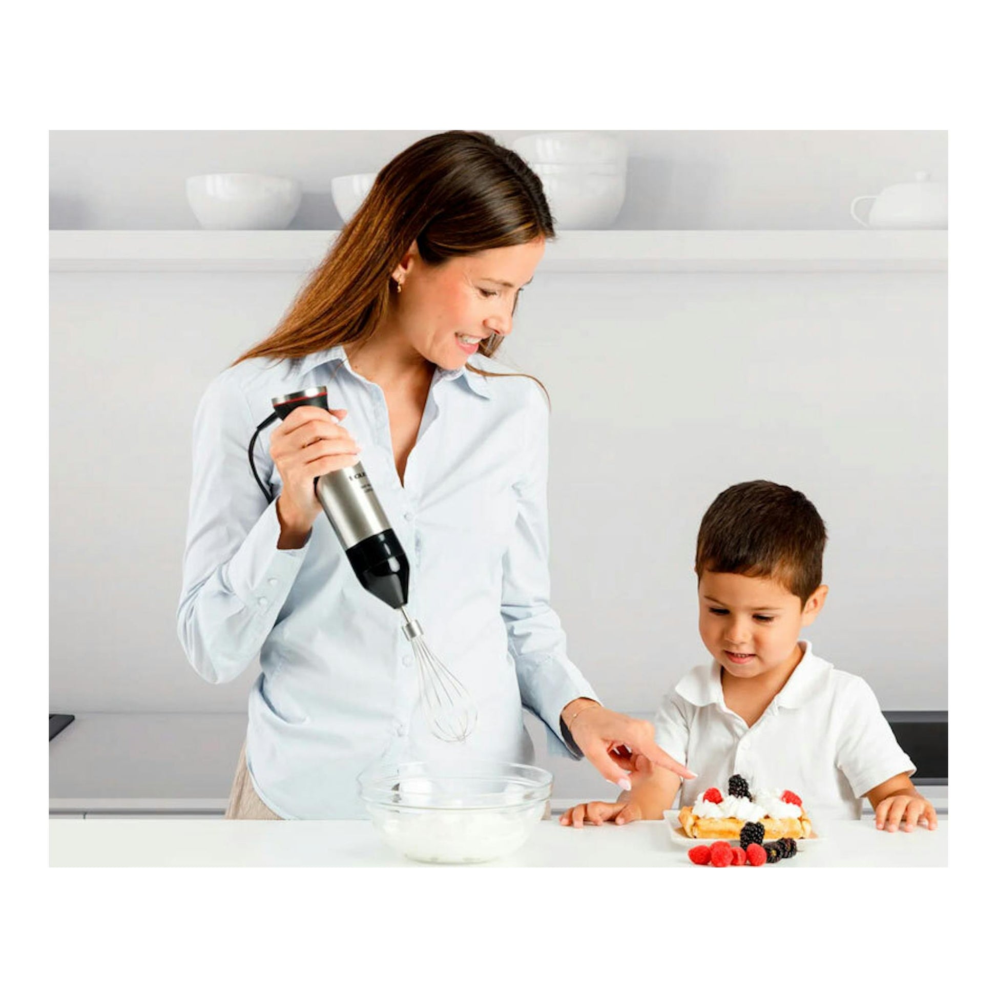 Batidora Taurus Bapi 1500 Plus Inox en uso, vista frontal, con una mujer y un niño en cocina.