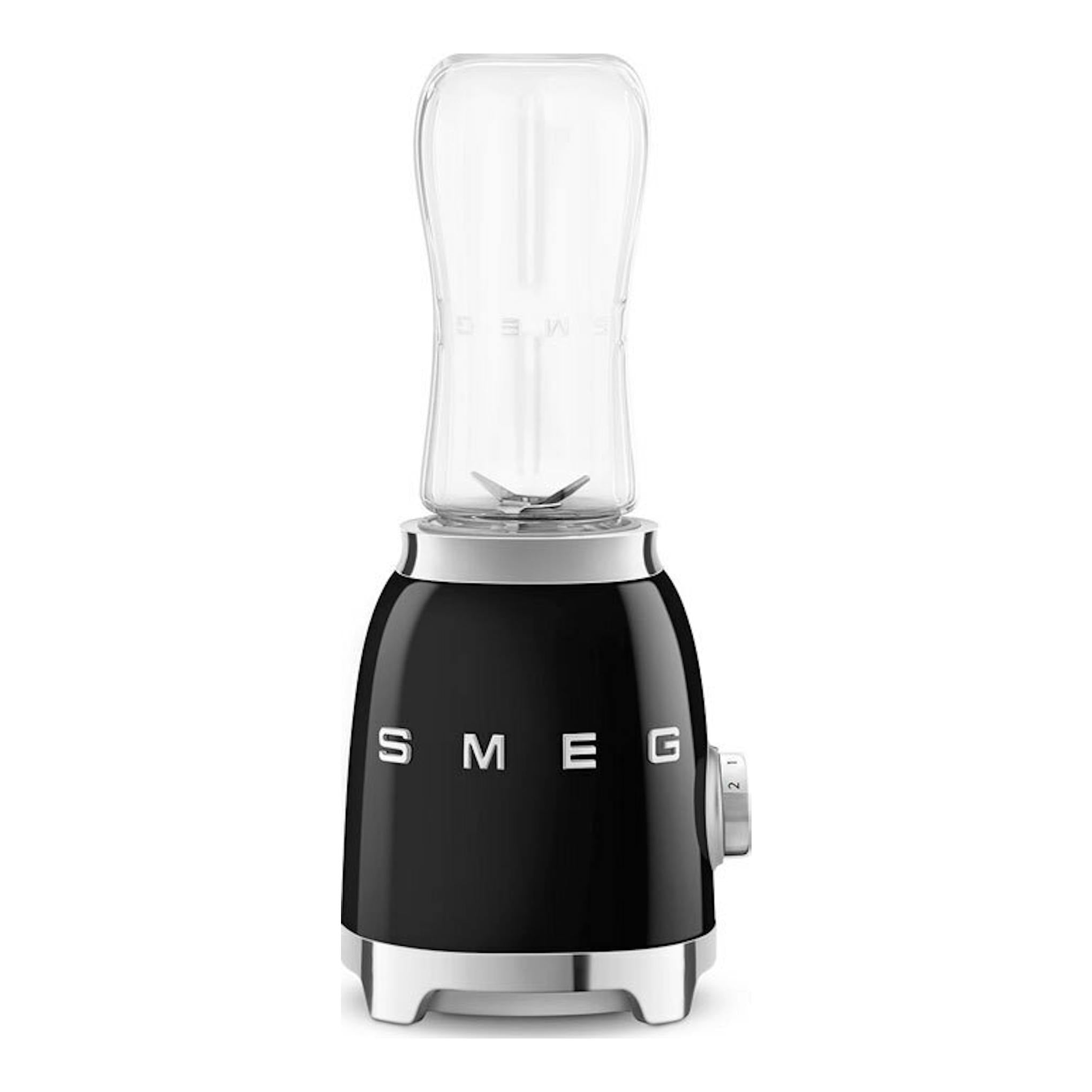 Batidora de vaso Smeg PBF01BLEU negra, vista frontal, con vaso transparente y base negra.