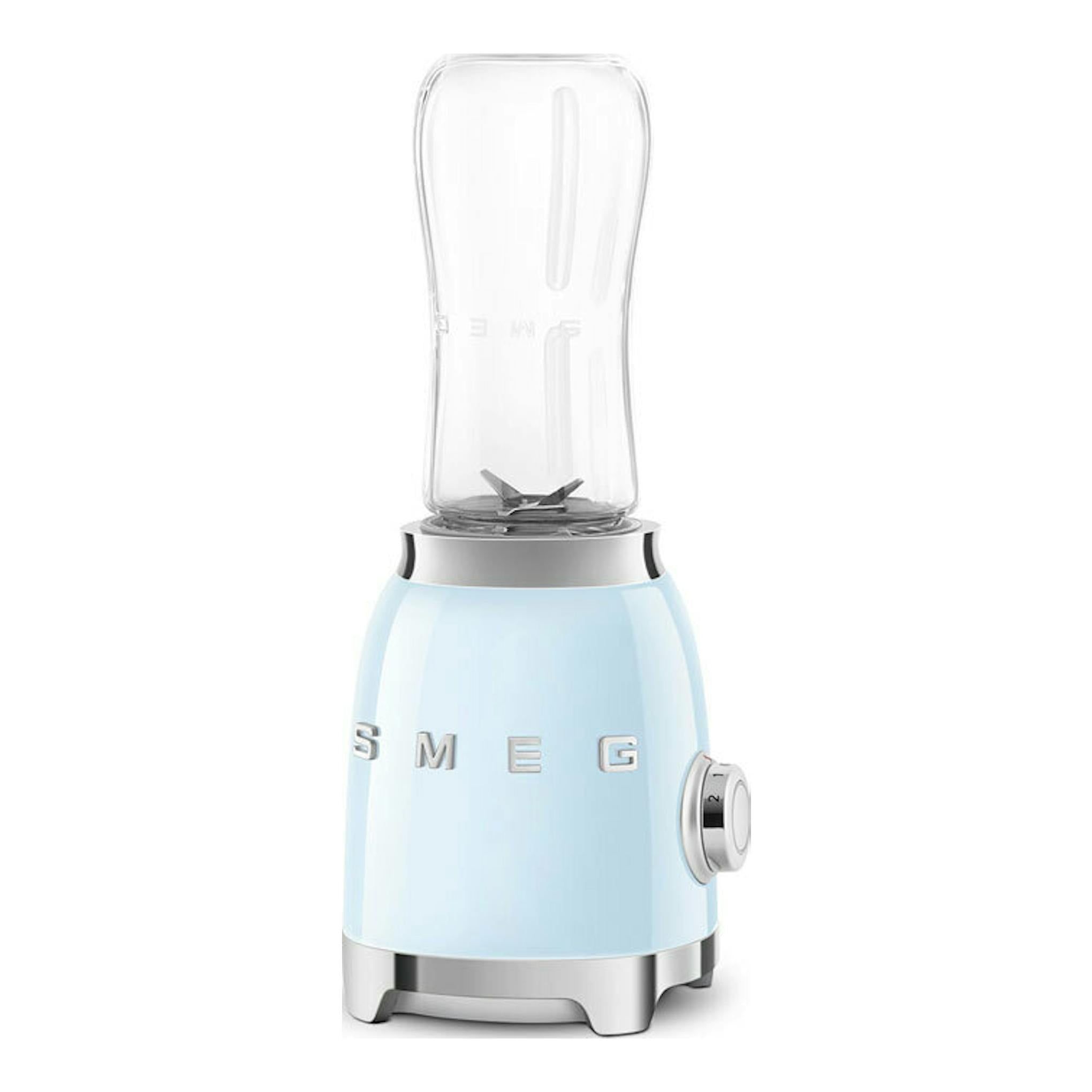 Batidora vaso Smeg PBF01PBEU azul claro, vista frontal, con vaso transparente y base cromada.
