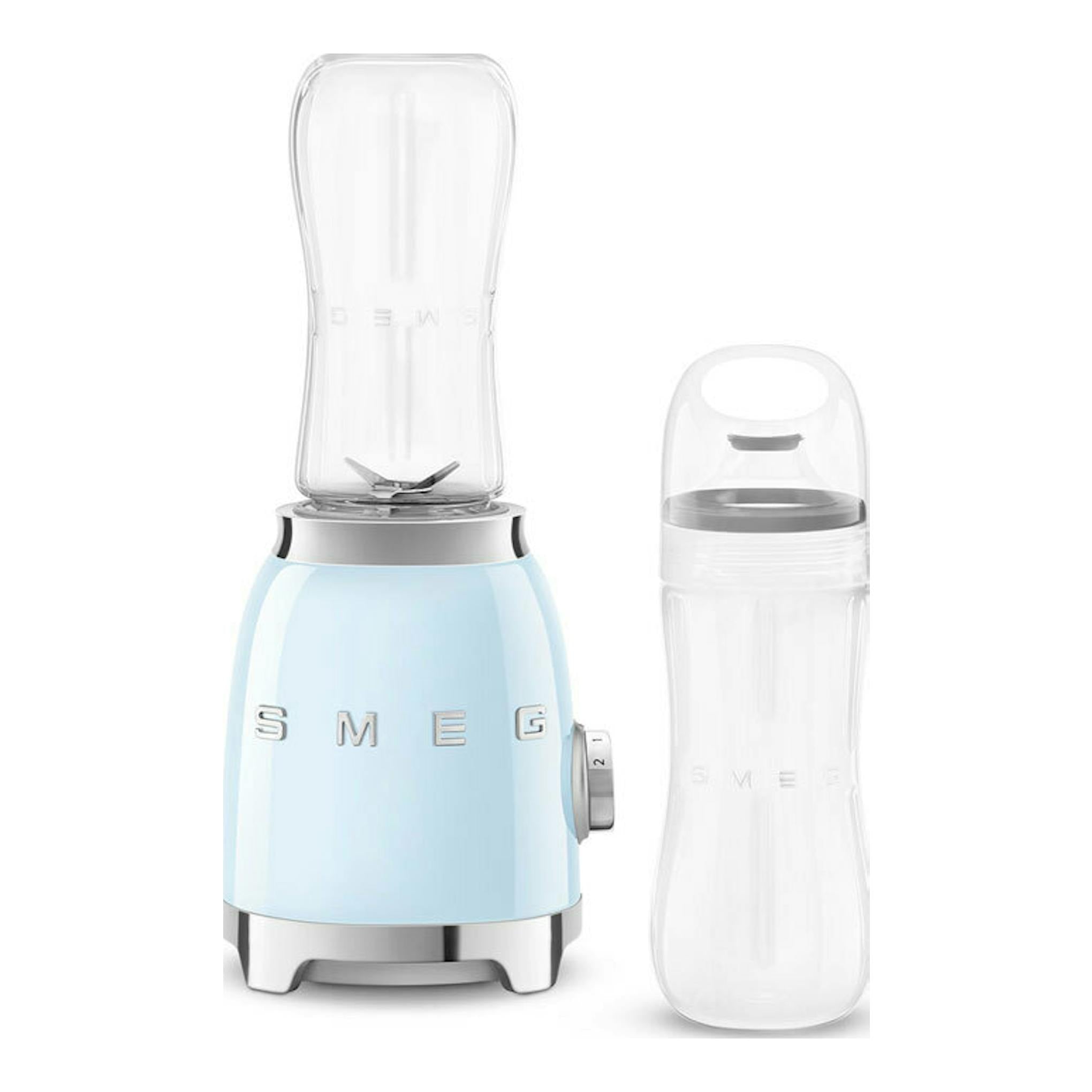 Batidora vaso Smeg PBF01PBEU azul claro con vaso y botella portátil transparentes, vista frontal.
