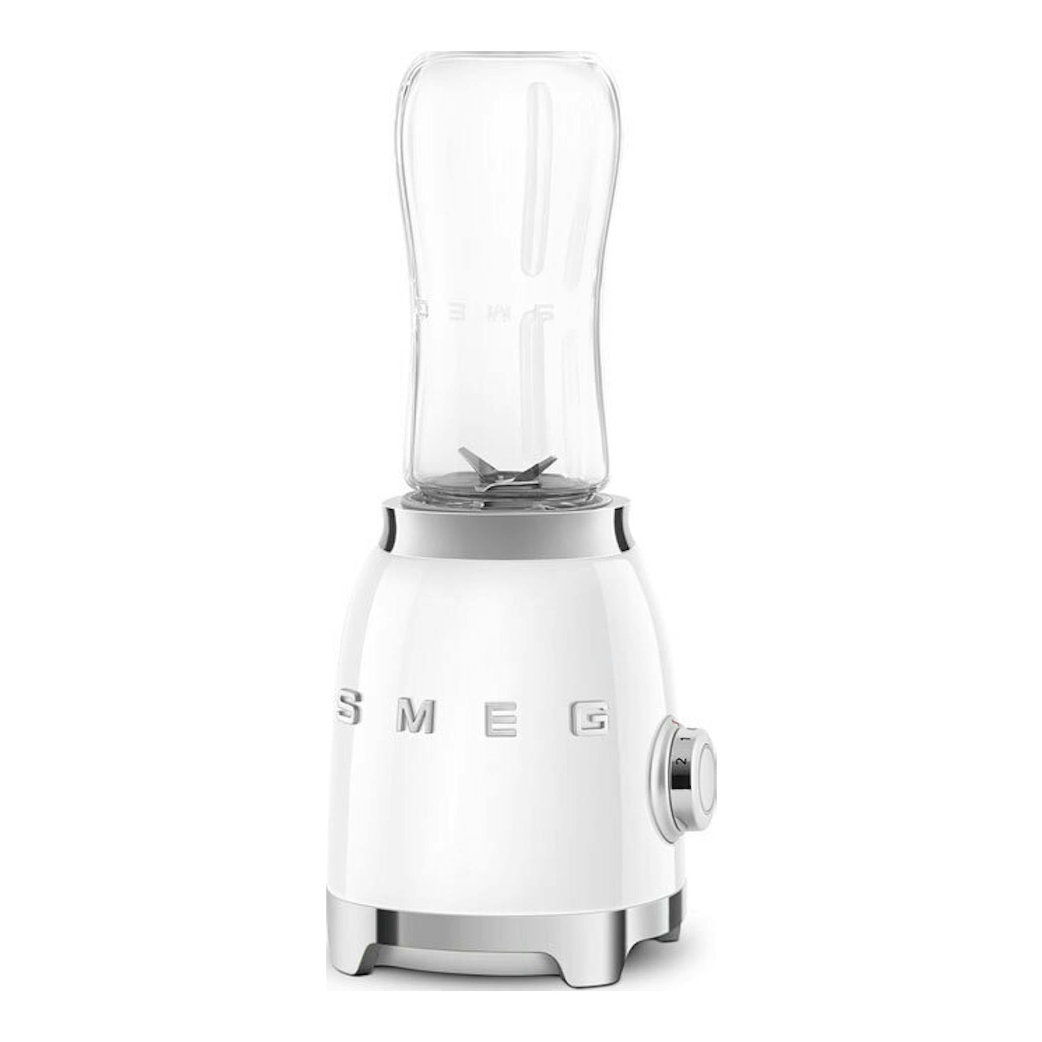 Batidora de vaso Smeg PBF01WHEU blanca, vista frontal, con jarra transparente sobre base blanca.