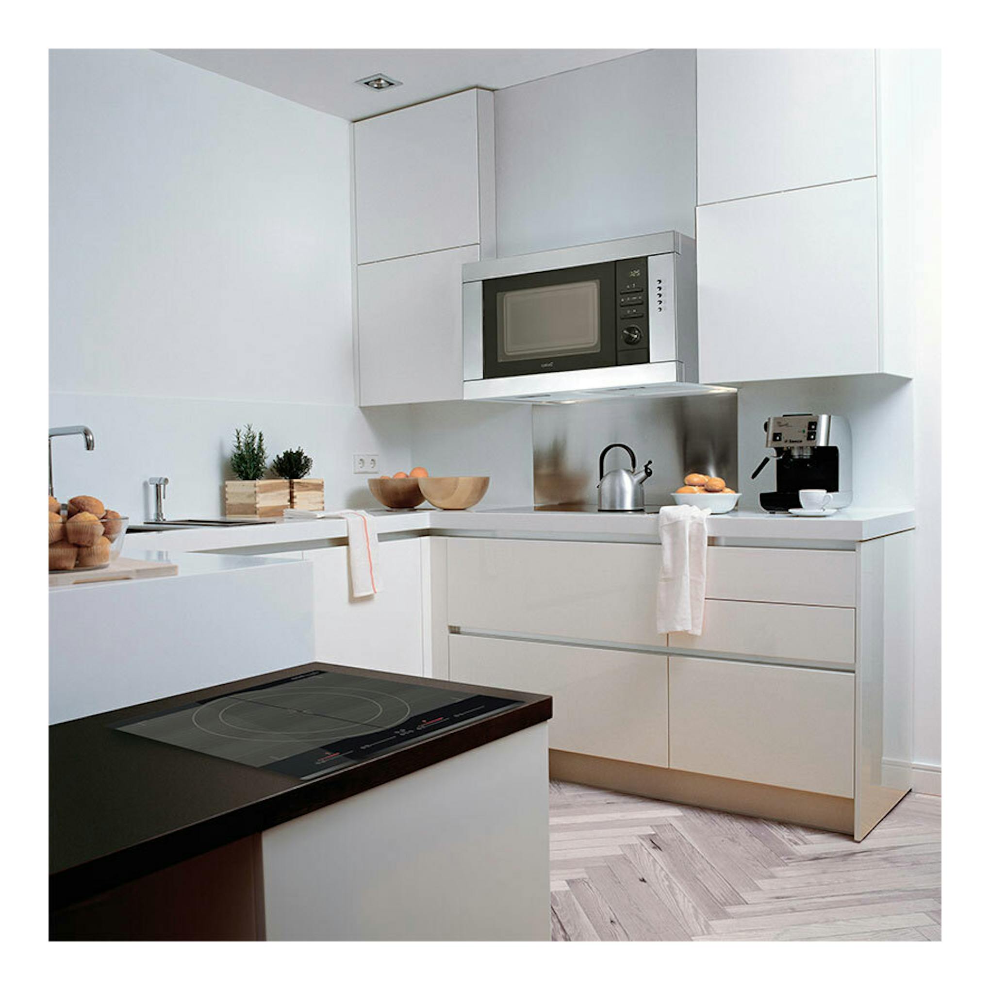 Campana decorativa Cata CHORUS XBK/C inox, vista frontal en cocina blanca con muebles altos.