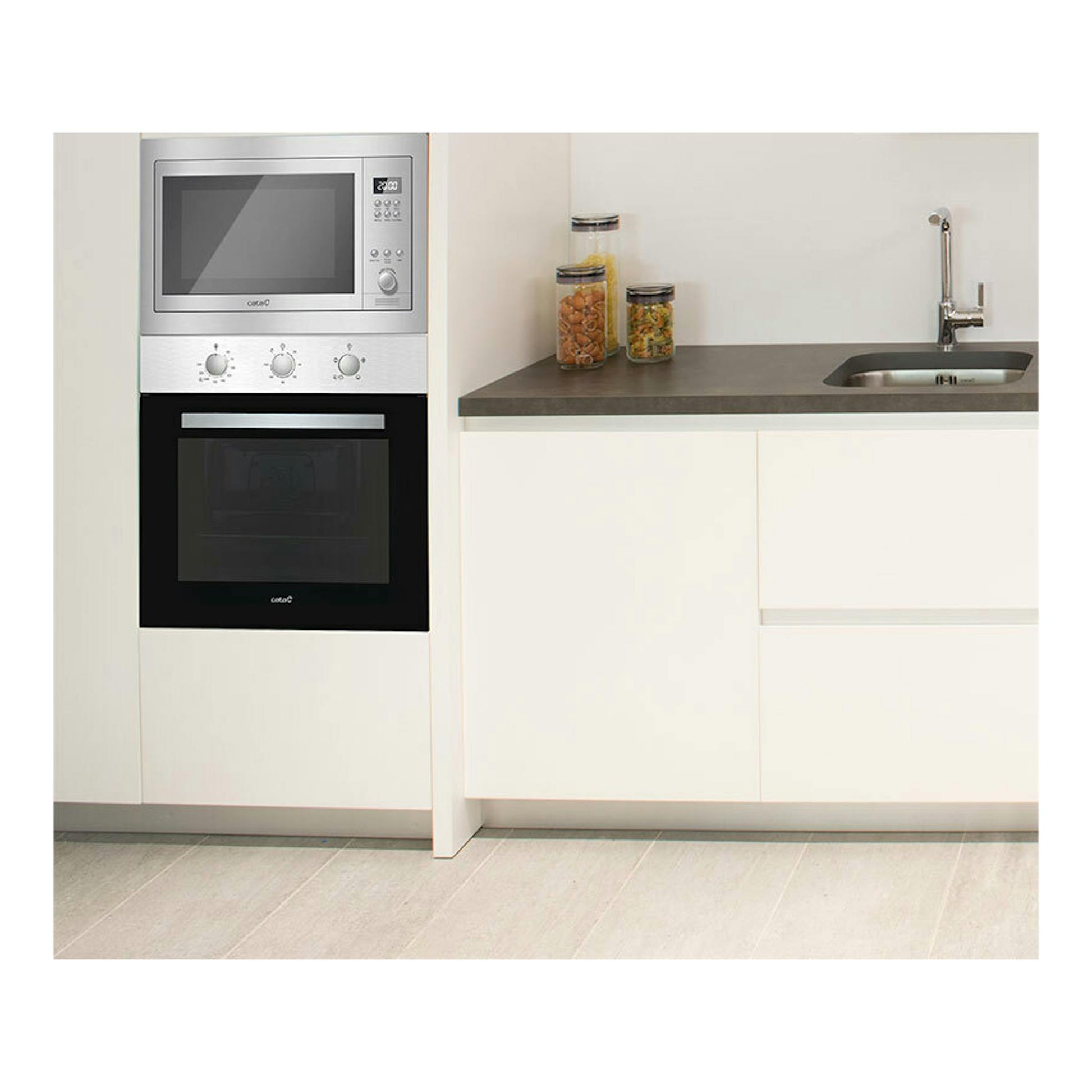 Horno Cata SES7104X/C inox empotrado, con frontal negro, en cocina blanca, vista frontal.