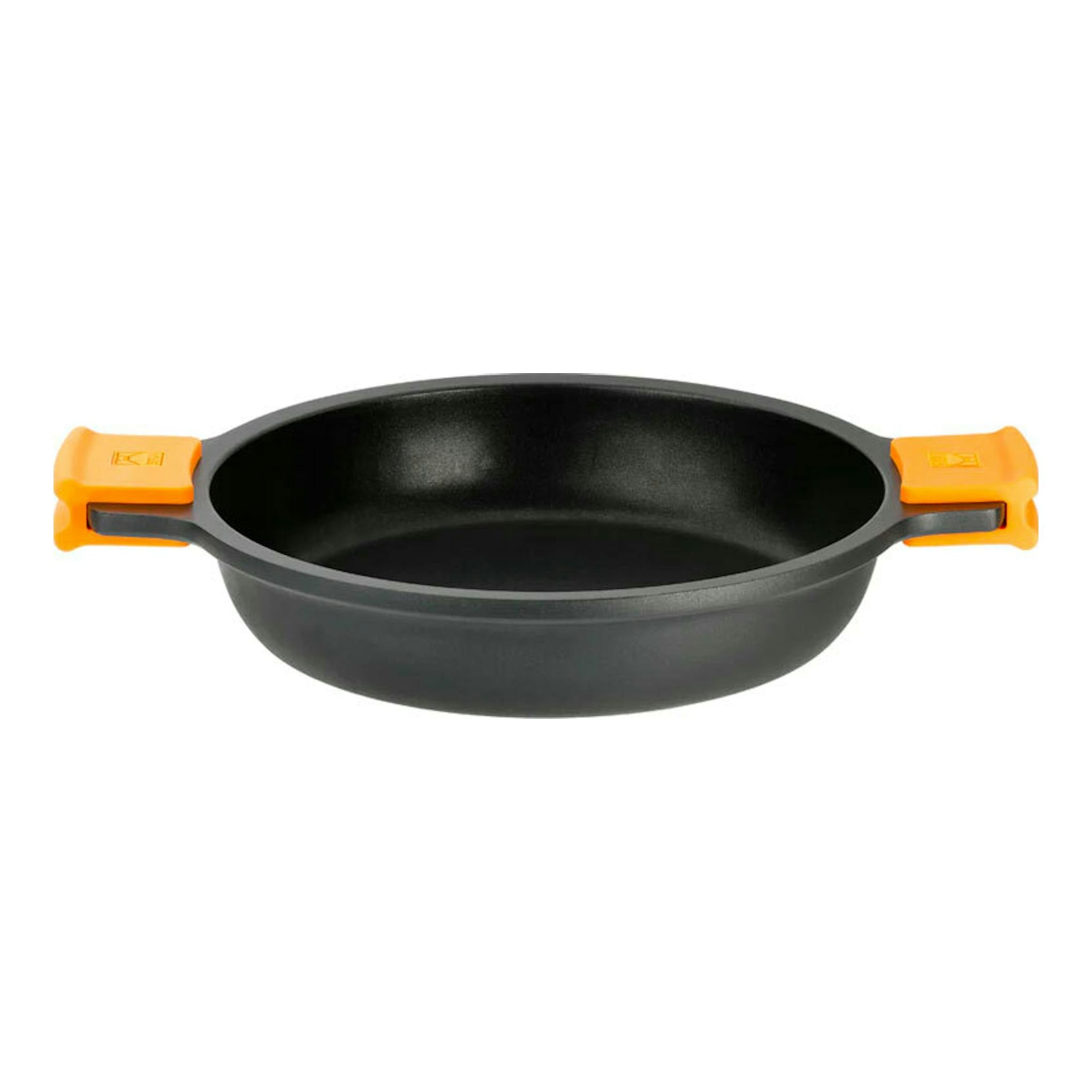 Cacerola baja Bra Efficient negra, vista frontal, con dos asas naranjas, sin tapa.