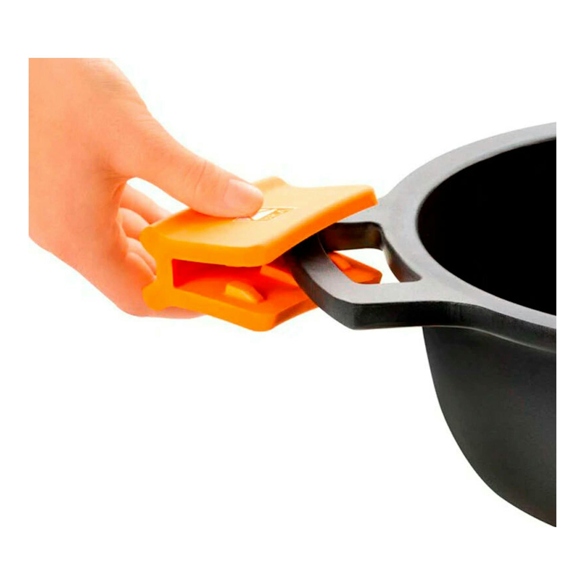 Cacerola baja Bra Efficient 28 negra, vista lateral, con una mano sujetando el asa con protector naranja.