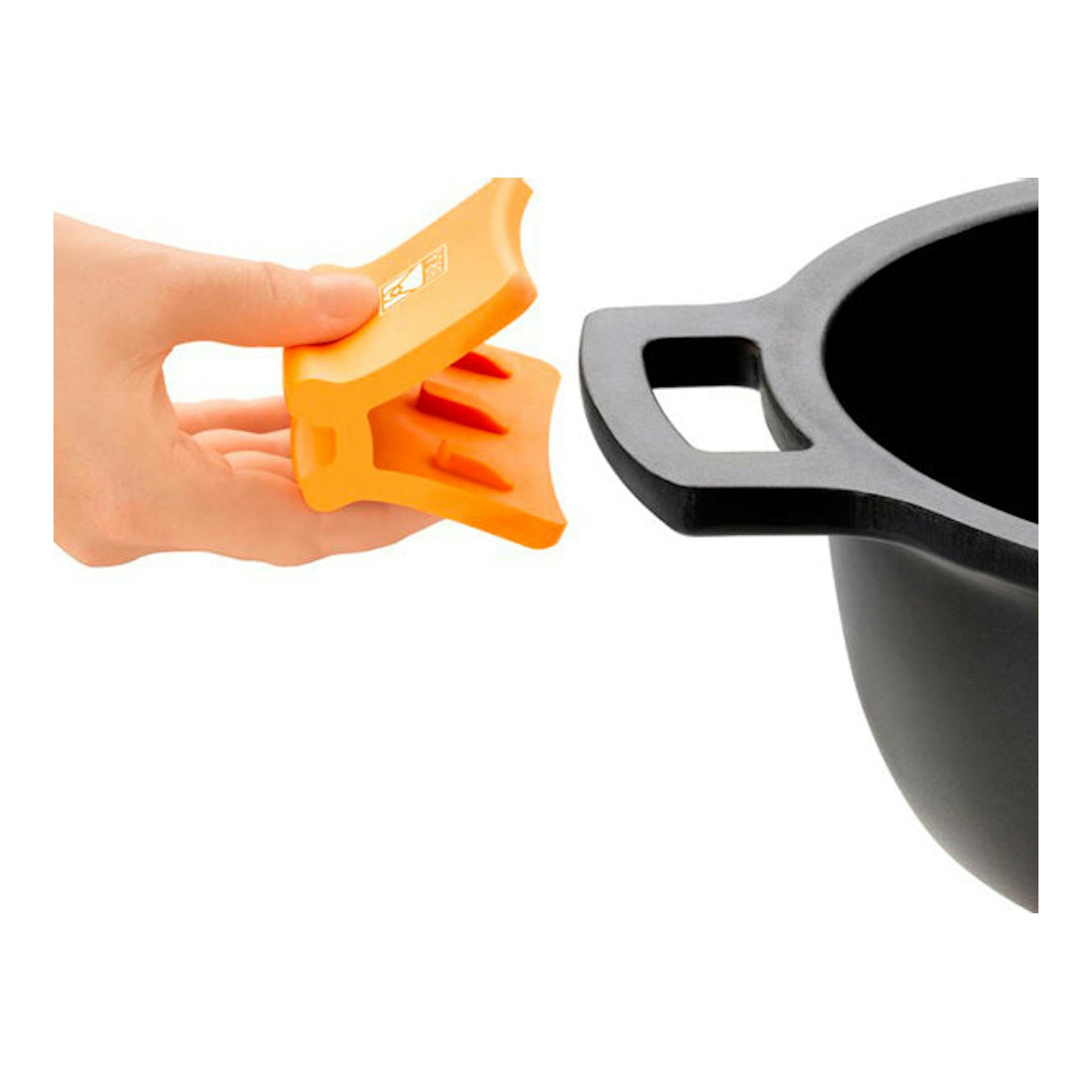 Detalle de asa negra de cacerola Bra Efficient, con mano sosteniendo protector naranja.