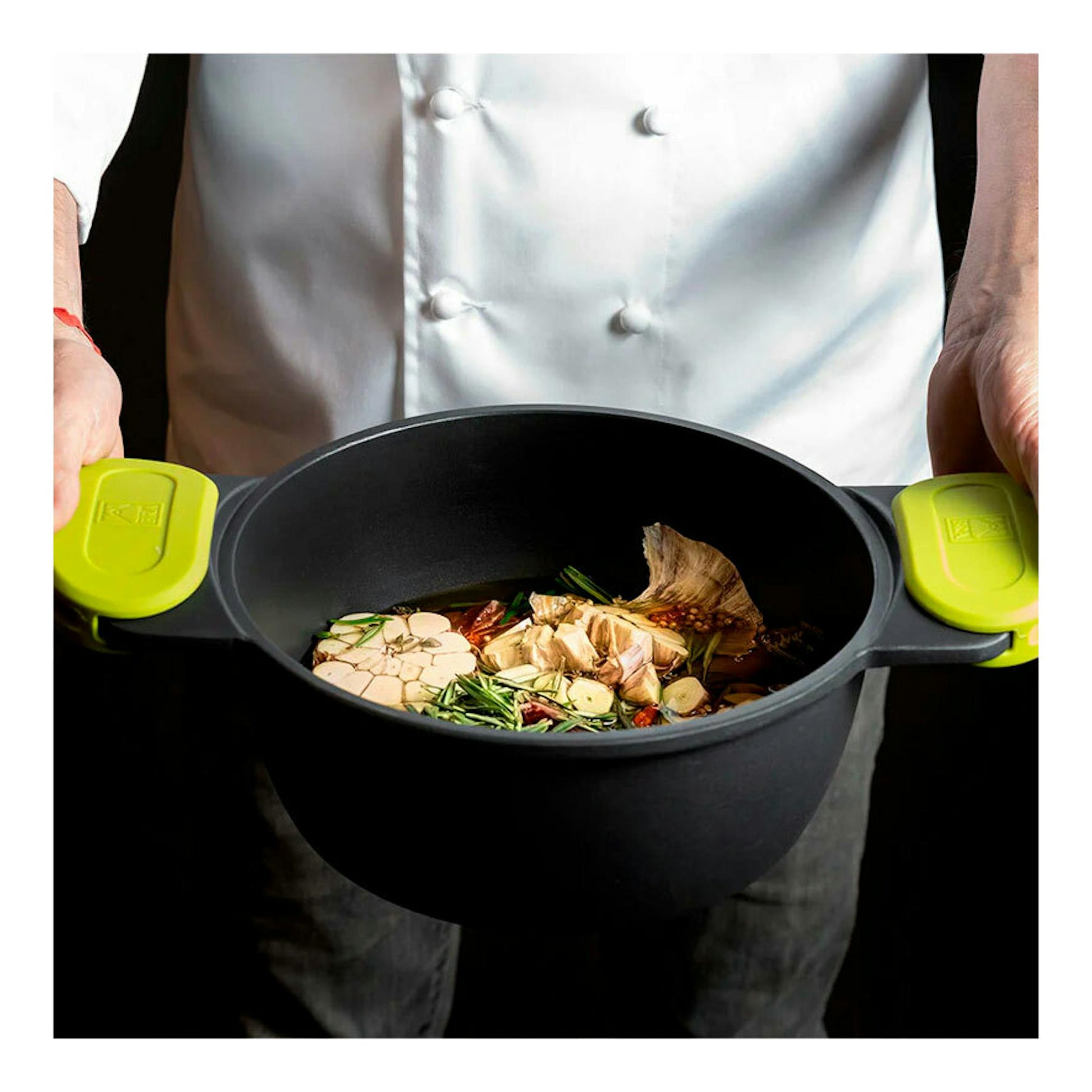 Cacerola Bra Foodie negra de 28 cm, vista frontal, con asas verdes y alimentos dentro.