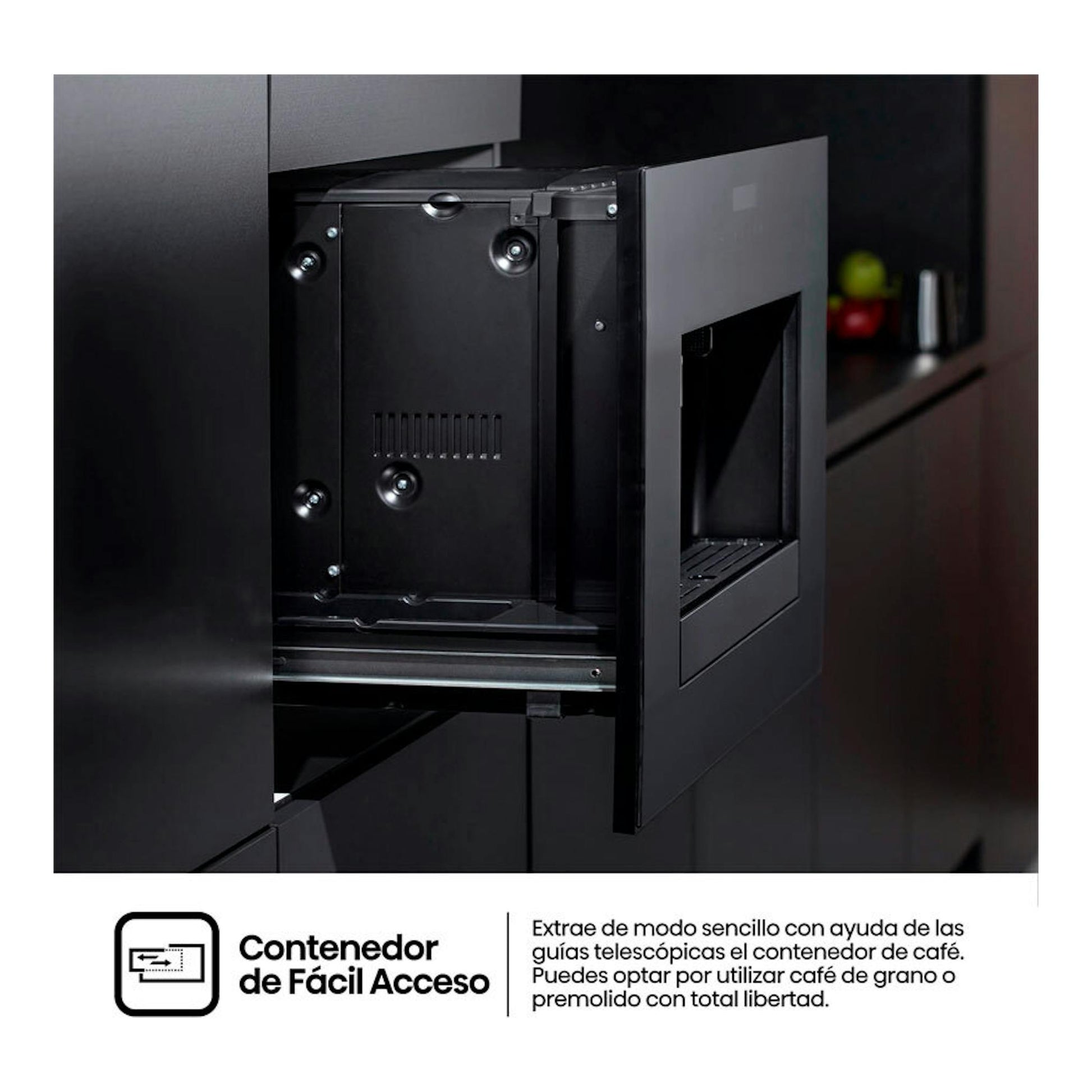 Cafetera automática integrable Hisense CM4H8BG negra, con compartimento lateral extraíble abierto.