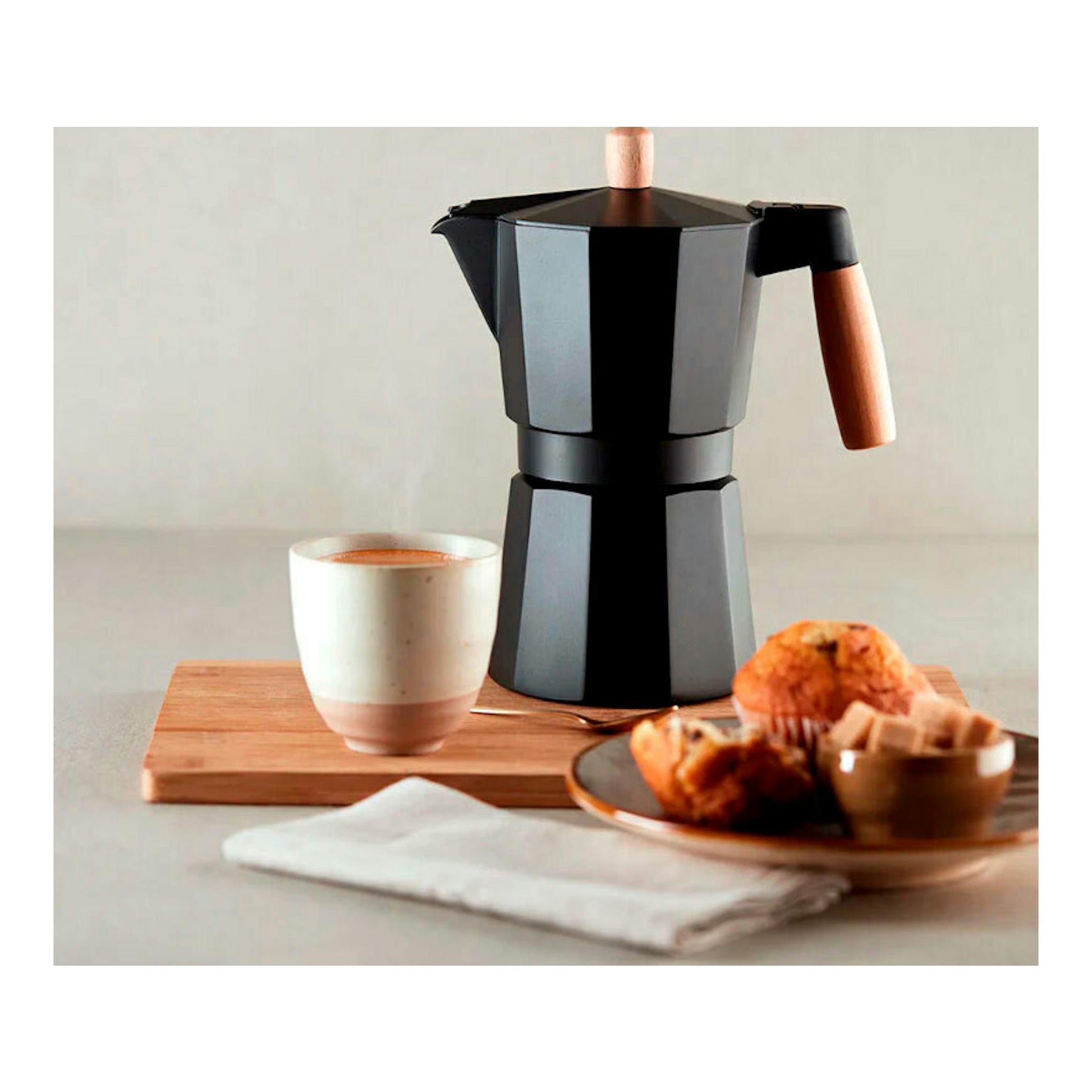 Cafetera Bra Market negra de 6 tazas, vista frontal, con asa y pomo de madera.