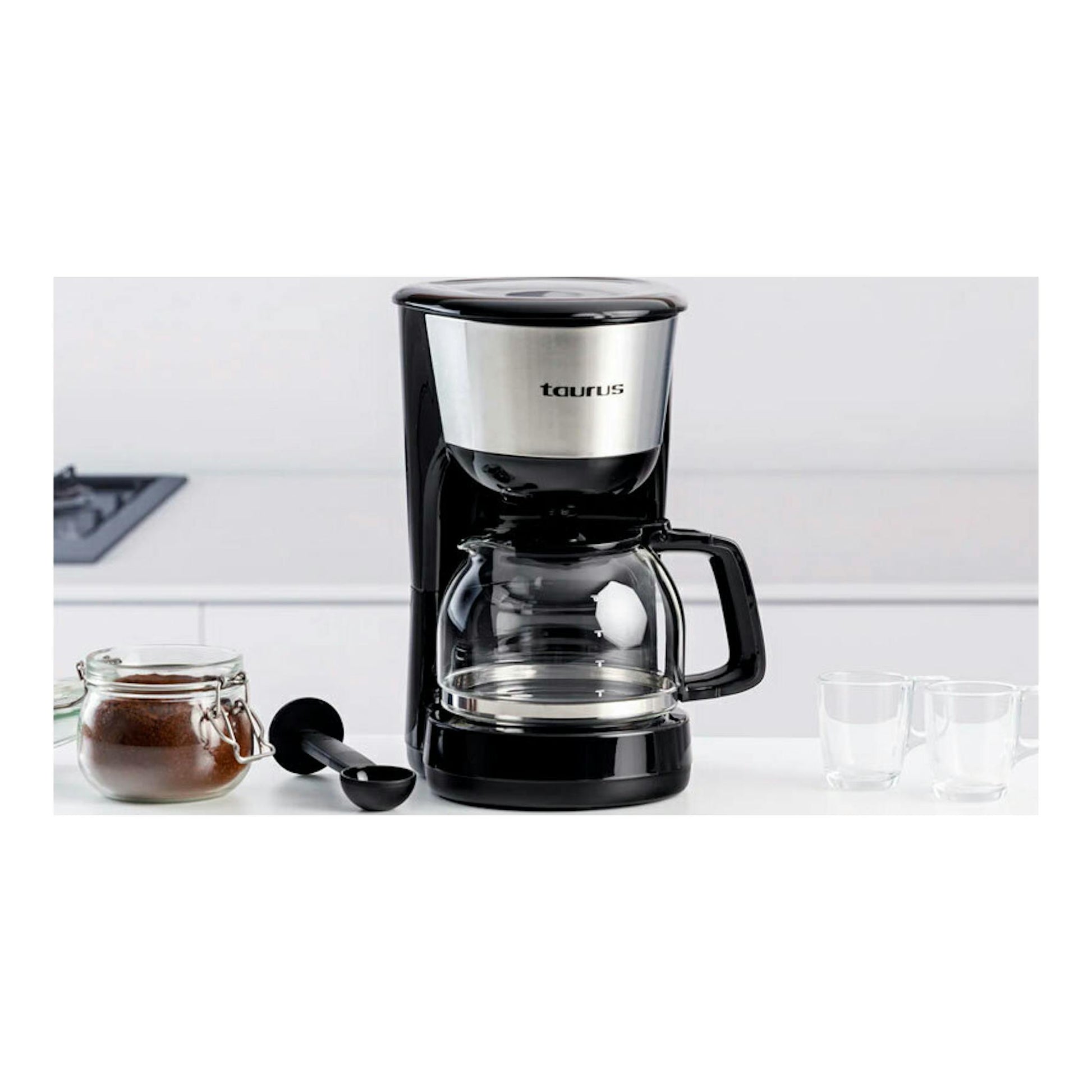 Cafetera de goteo Taurus Verona 12 Inox, negra e inox, vista frontal con jarra de vidrio.