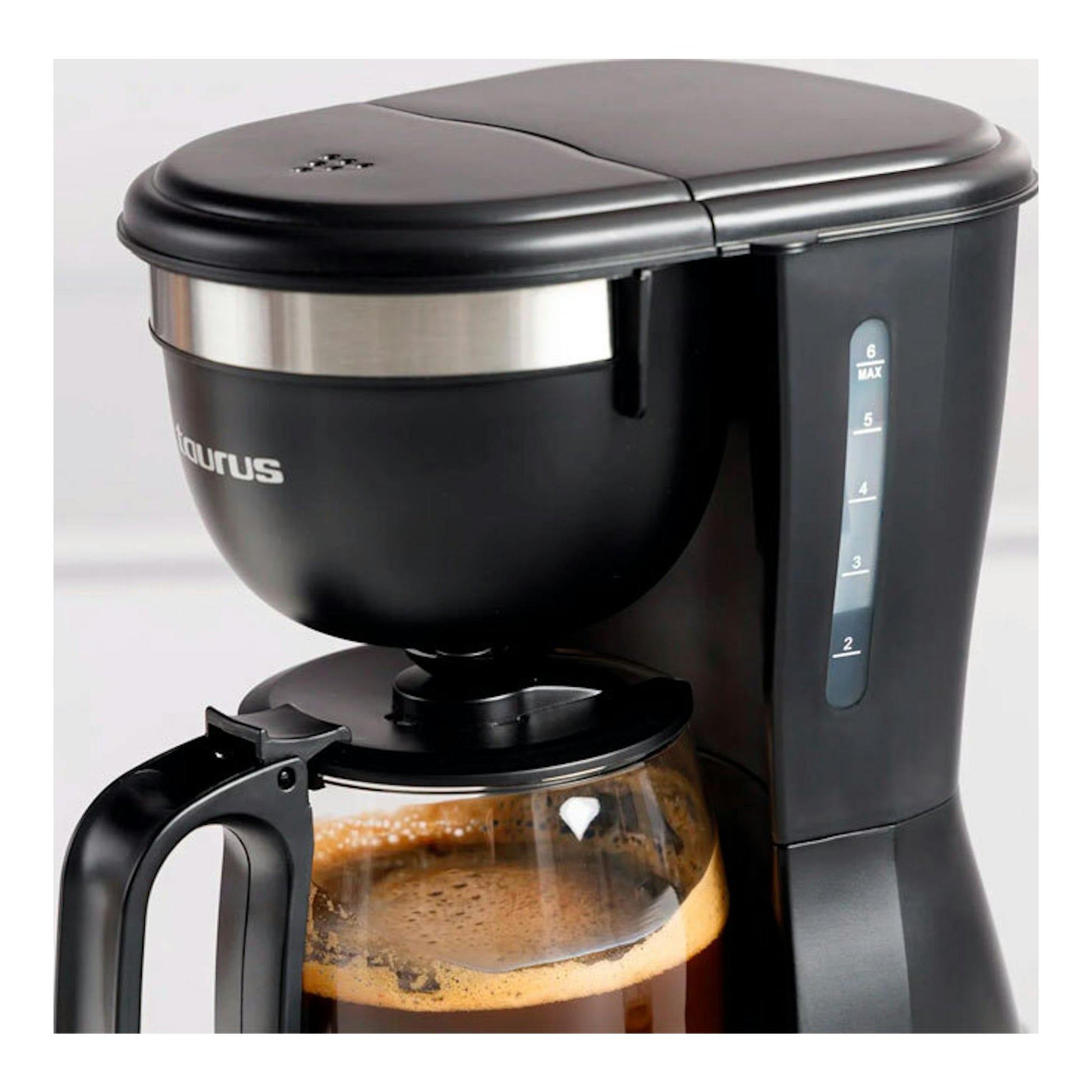 Cafetera de goteo Taurus Verona 6 negra, vista lateral, con jarra de vidrio y depósito con indicador de nivel.