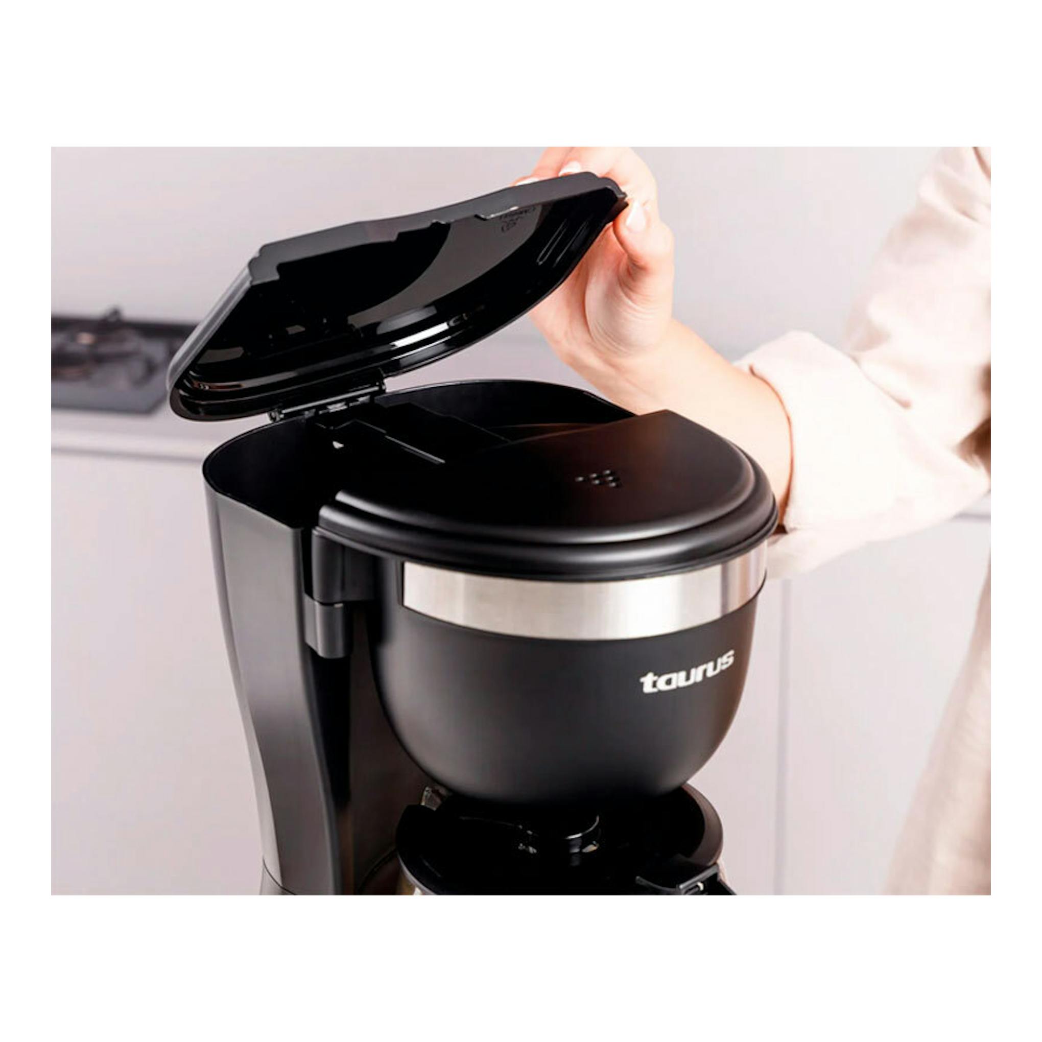 Cafetera de goteo Taurus Verona 6 negra, vista frontal en primer plano con la tapa abierta.